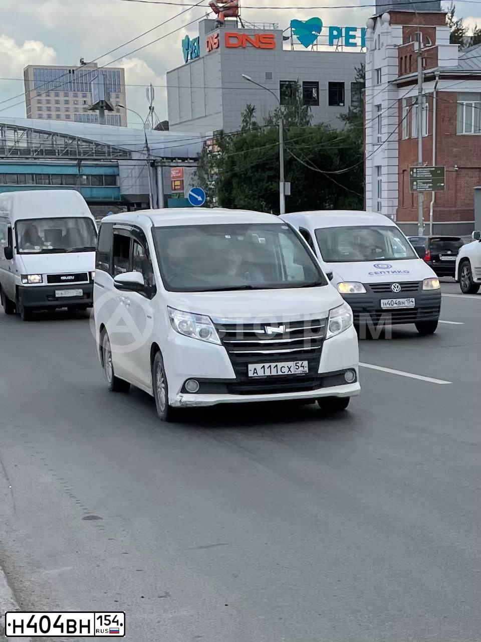 Фото автомобиля VOLKSWAGEN CADDY, 2007 — госномер Н404ВН154. Цвет: Белый