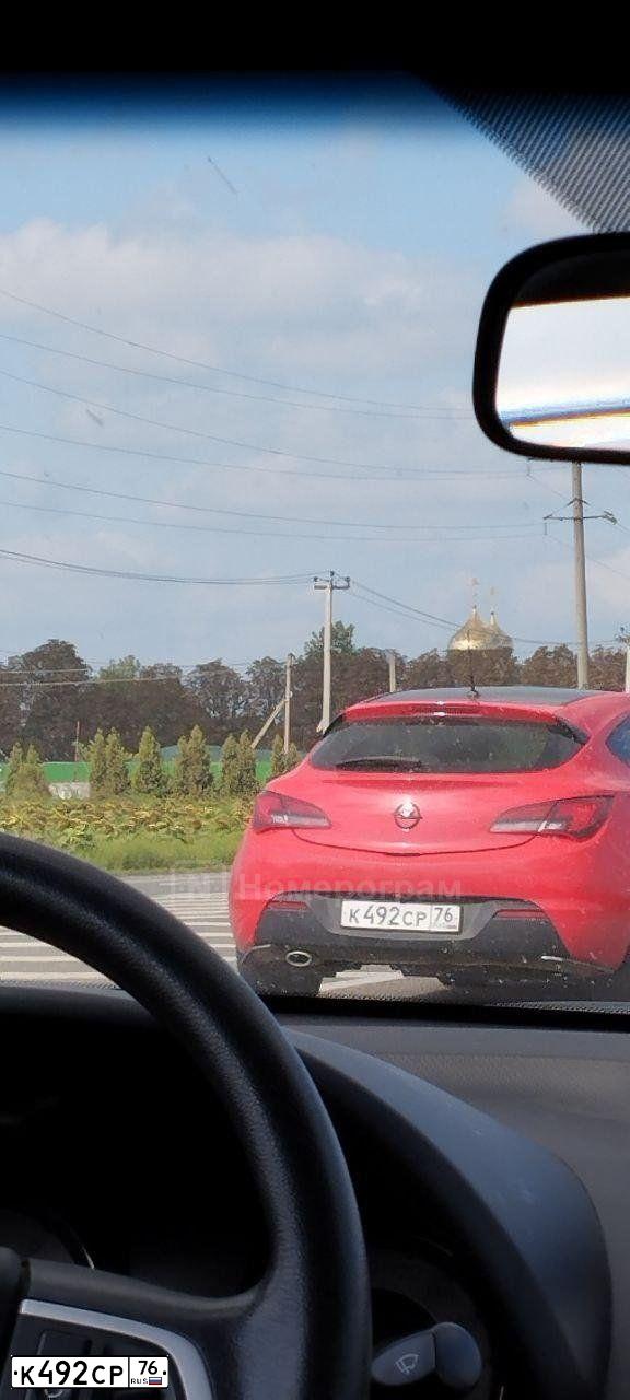 Фото автомобиля OPEL ASTRA, 2012 — госномер К492СР76. Цвет: КРАСНЫЙ ЧЕРНЫЙ
