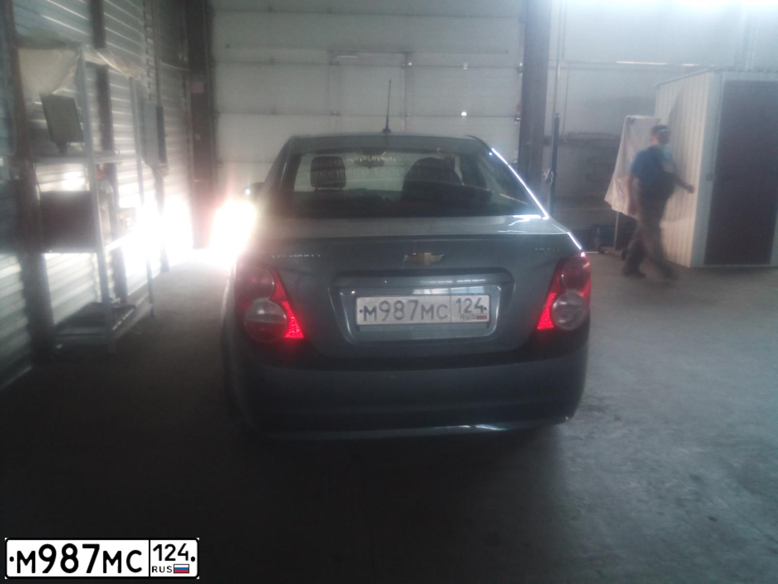 Фото автомобиля CHEVROLET AVEO, 2014 — госномер В268СТ124. Цвет: Серый