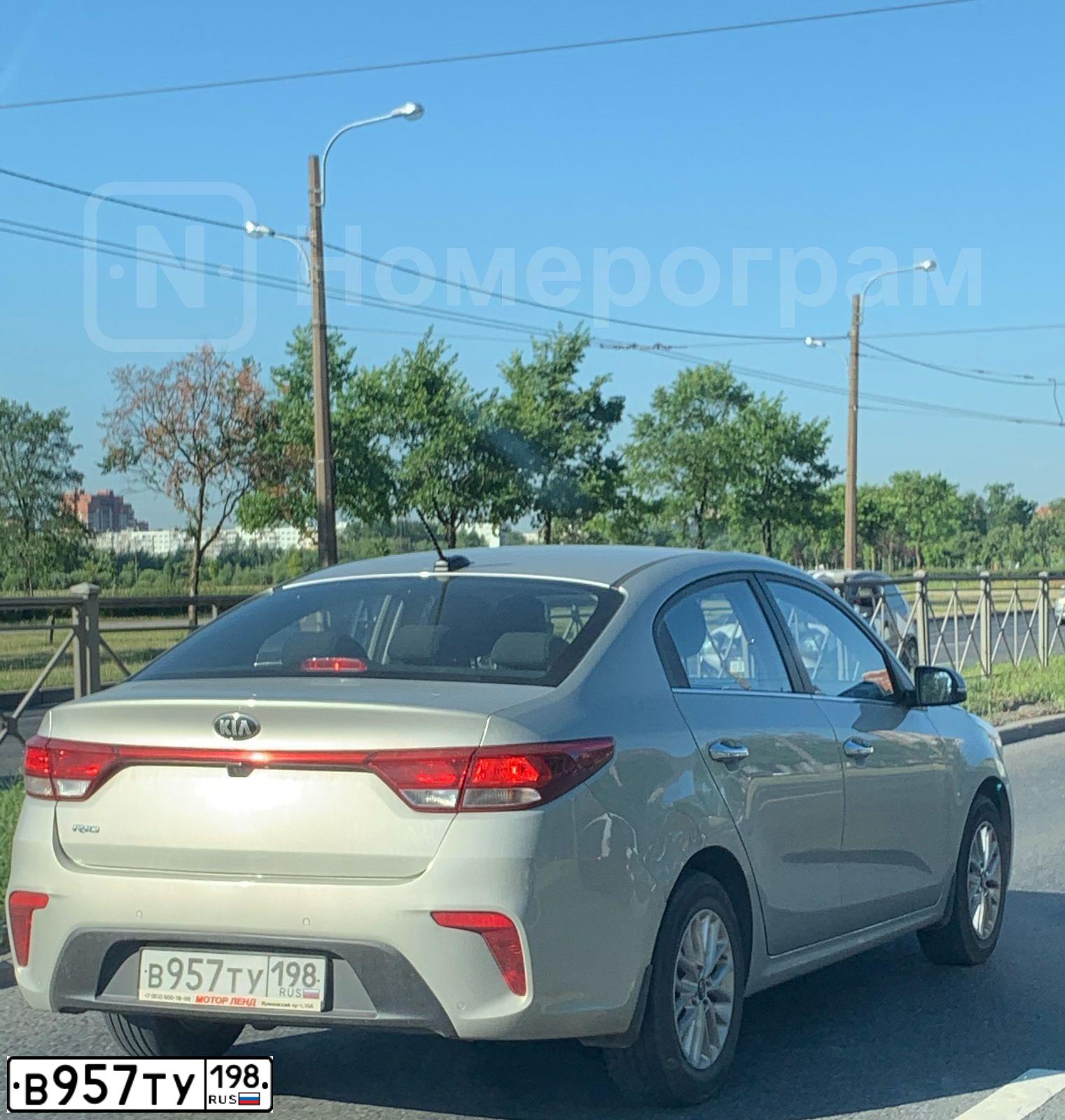 Фото автомобиля KIA RIO, 2019 — госномер В957ТУ198. Цвет: БЕЖЕВЫЙ