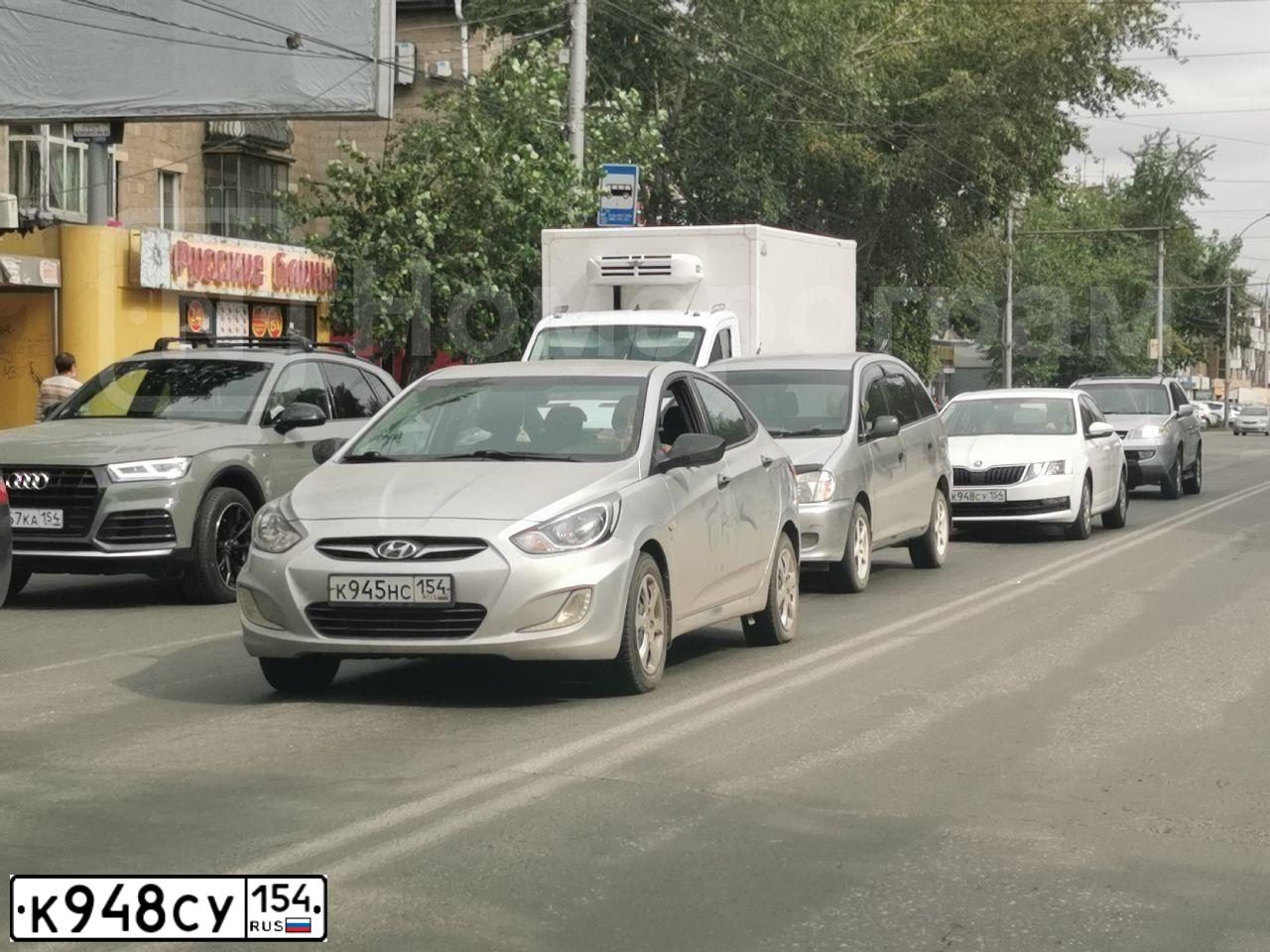 Фото автомобиля SKODA OCTAVIA, 2020 — госномер Х218ХЕ790. Цвет: БЕЛЫЙ ЖЕЛТЫЙ СЕРЫЙ