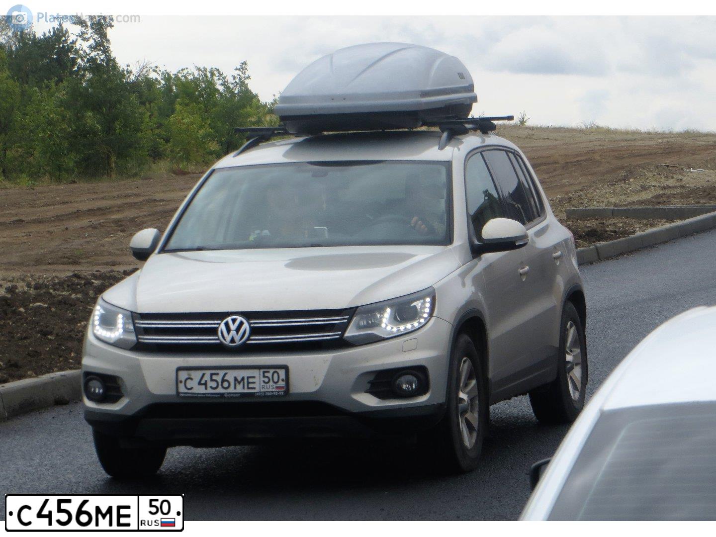 Фото автомобиля VOLKSWAGEN TIGUAN, 2013 — госномер С456МЕ50. Цвет: СЕРЕБРИСТО-ЖЕЛТЫЙ