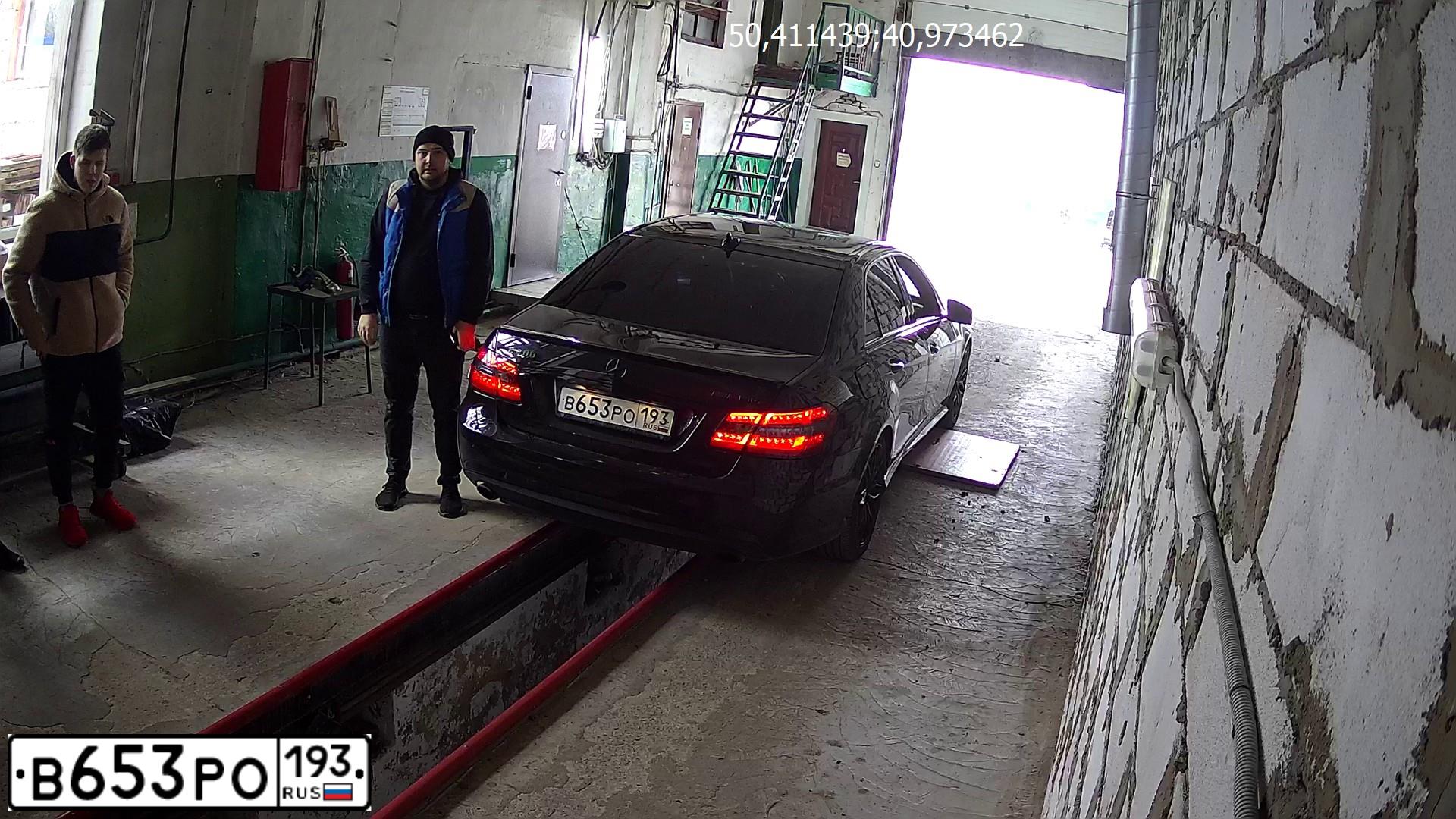 Фото автомобиля MERCEDES E-KLASSE, 2011 — госномер Е522МН136. Цвет: ЧЕРНЫЙ