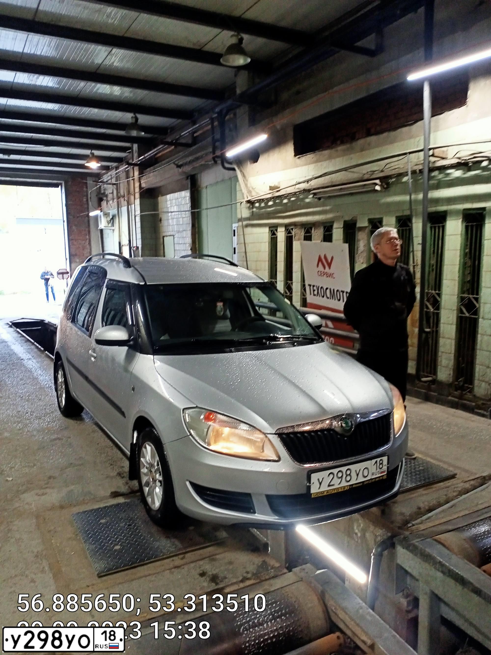 Фото автомобиля SKODA ROOMSTER, 2012 — госномер У298УО18. Цвет: СЕРЕБРИСТЫЙ