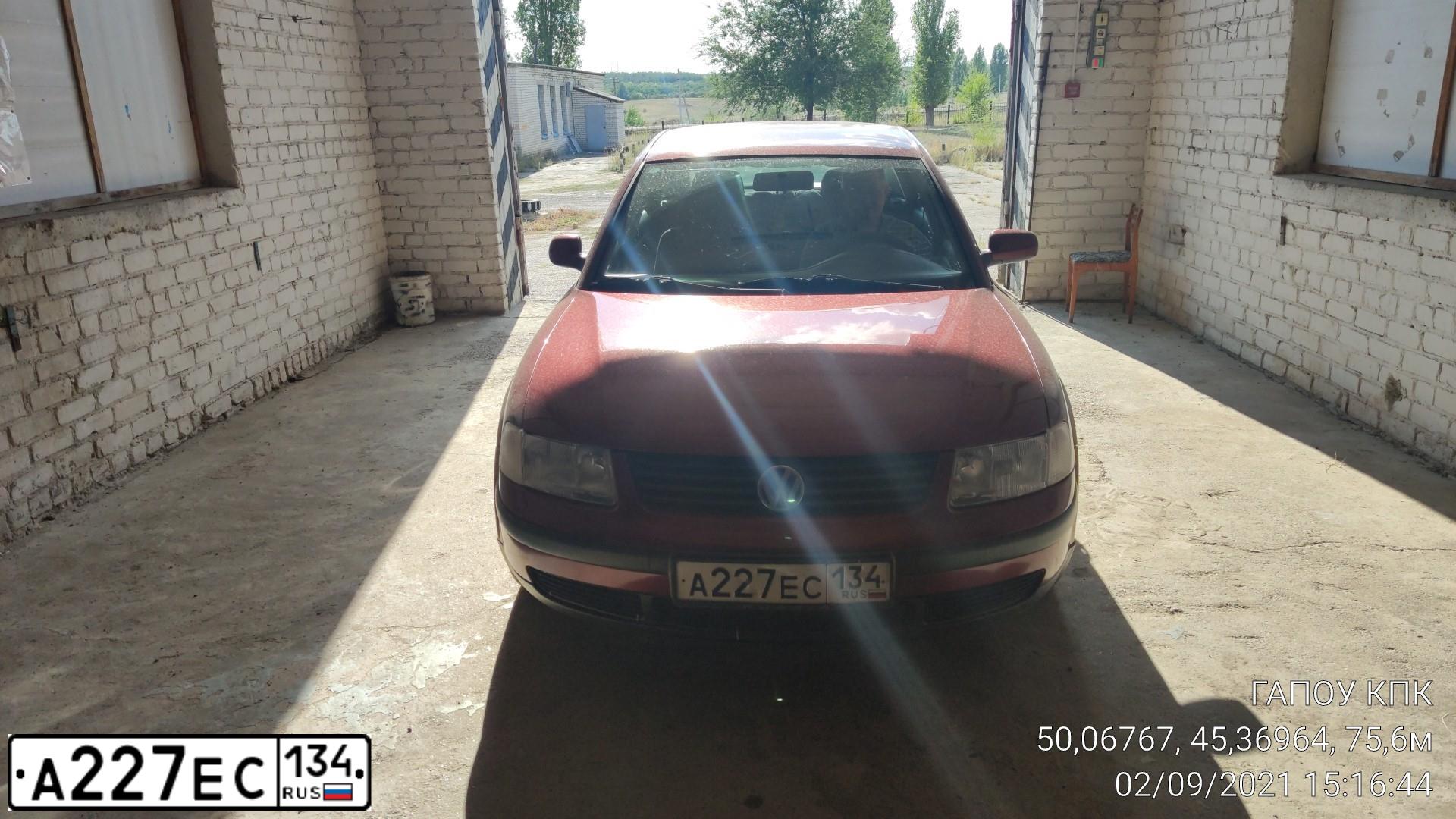 Фото автомобиля VOLKSWAGEN PASSAT, 1998 — госномер А227ЕС134. Цвет: КРАСНЫЙ