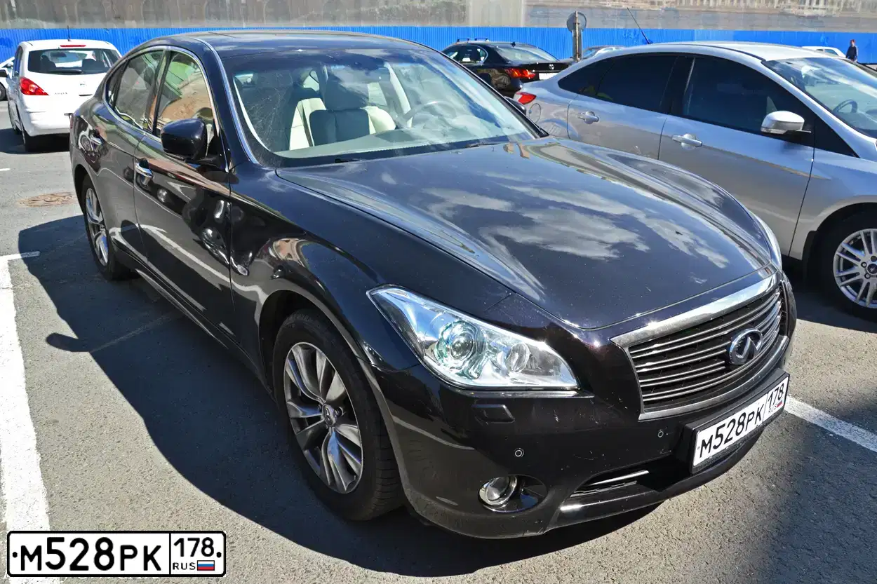Фото автомобиля INFINITI M, 2012 — госномер М528РК178. Цвет: ТЕМНО-КРАСНЫЙ