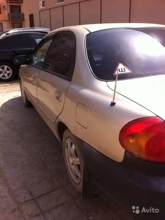 Фото автомобиля KIA SPECTRA, 2008 — госномер Е322РС53. Цвет: ЗОЛОТИСТО-БЕЖЕВЫЙ (ИНЫЕ)