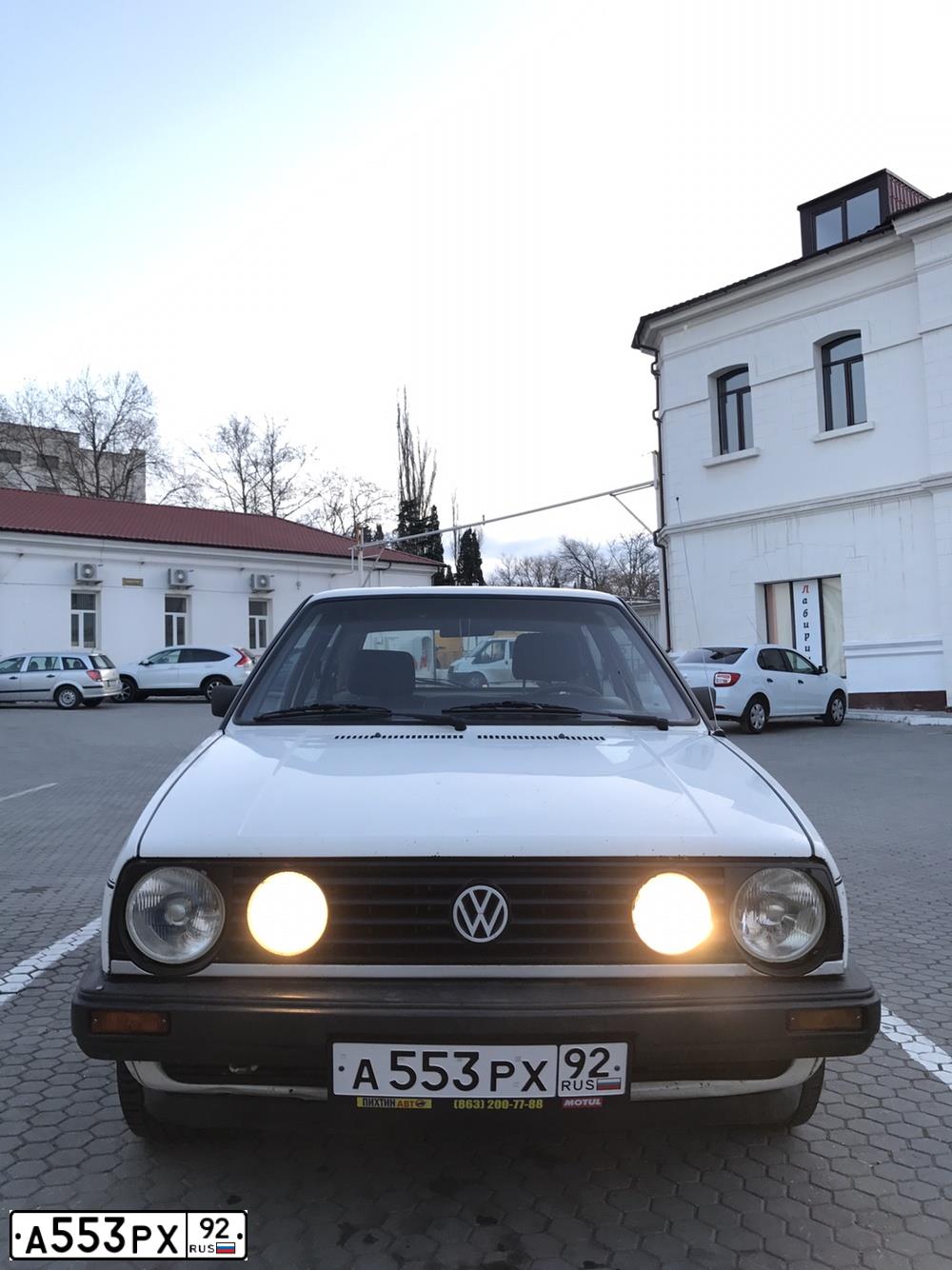 Фото автомобиля VOLKSWAGEN GOLF, 1985 — госномер Е821КВ774. Цвет: Белый