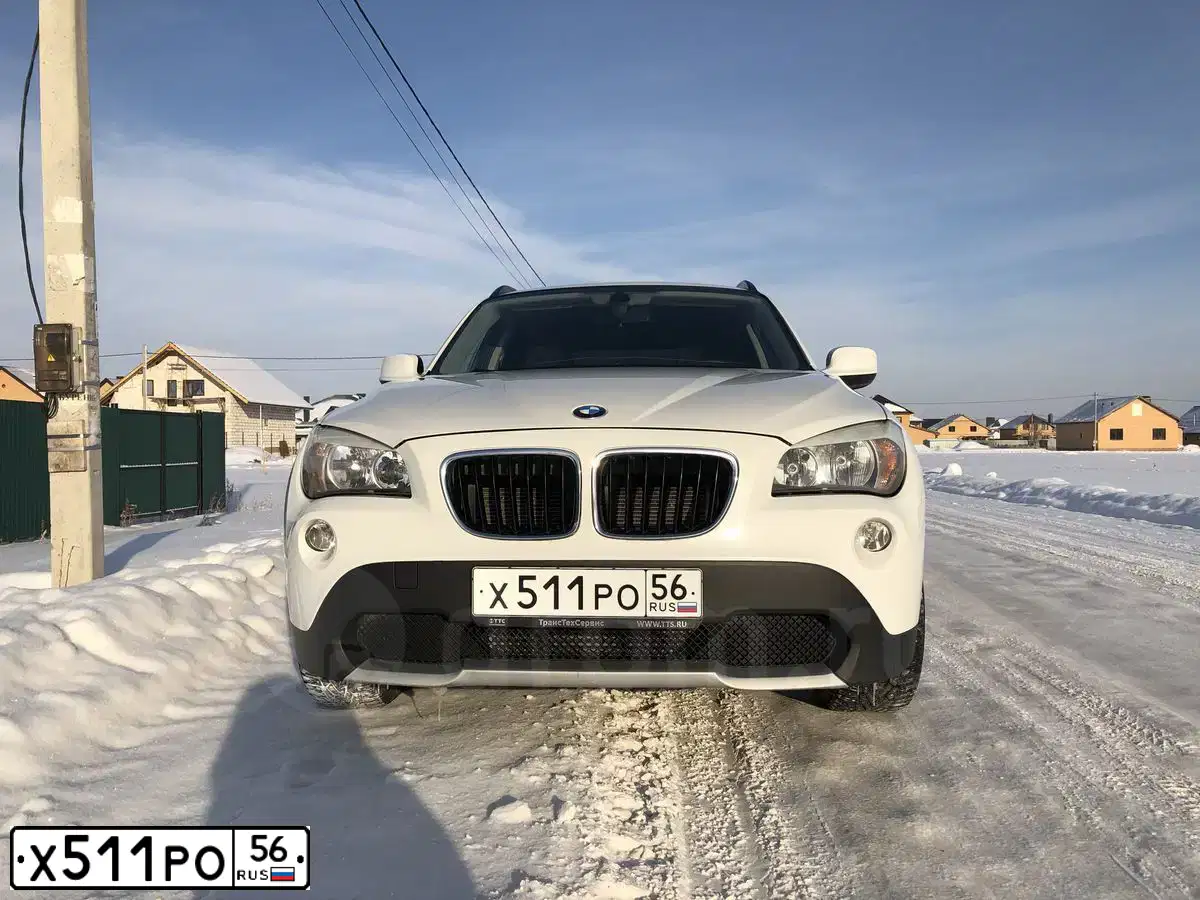 Фото автомобиля BMW X1, 2012 — госномер К746ХР164. Цвет: Белый