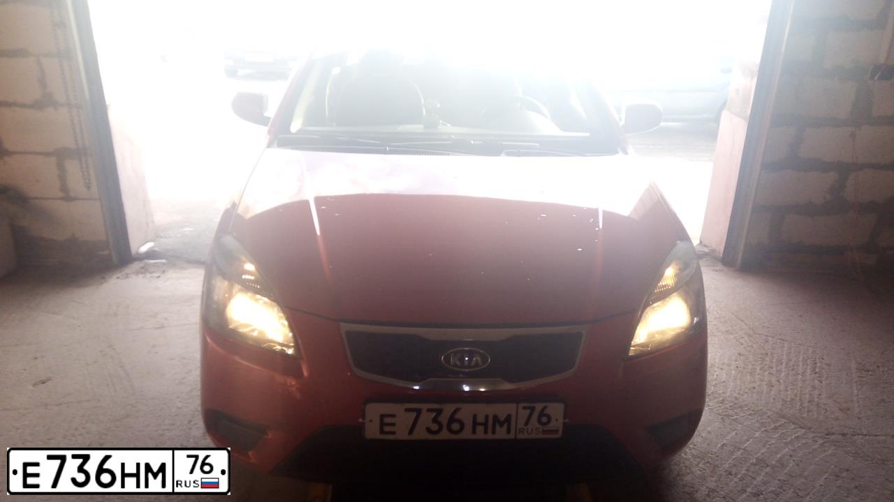 Фото автомобиля KIA RIO, 2010 — госномер Е736НМ76. Цвет: Красный