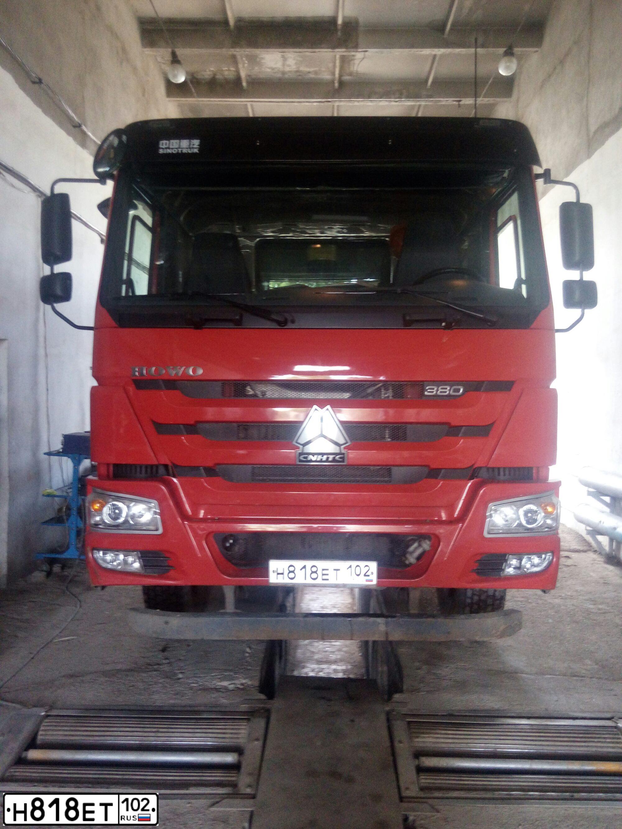 Фото автомобиля HOWO ZZ 3327, 2020 — госномер Н818ЕТ102. Цвет: КРАСНЫЙ СЕРЫЙ
