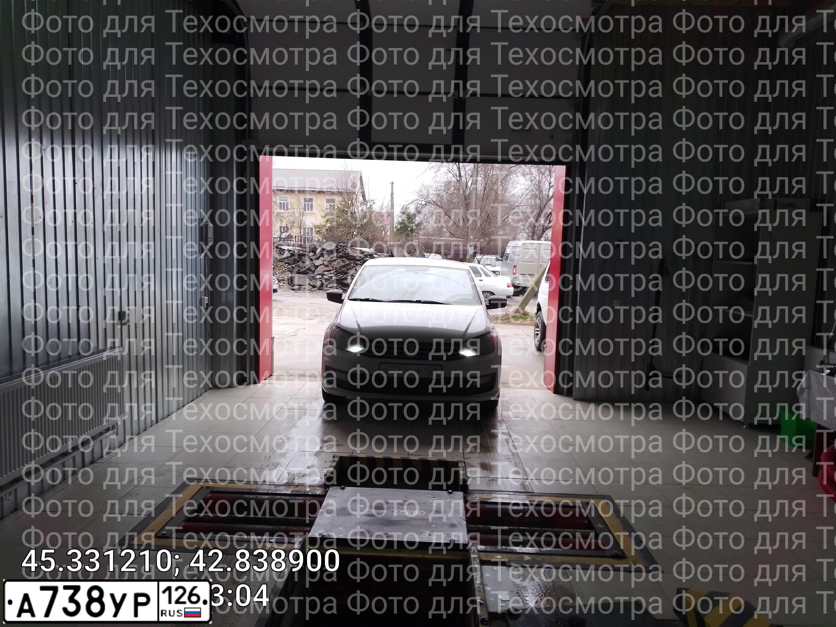 Фото автомобиля VOLKSWAGEN POLO, 2015 — госномер М800КН126. Цвет: Белый