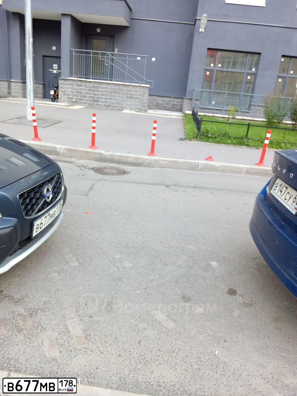 Фото автомобиля VOLVO XC70, 2011 — госномер В677МВ178. Цвет: СИНИЙ