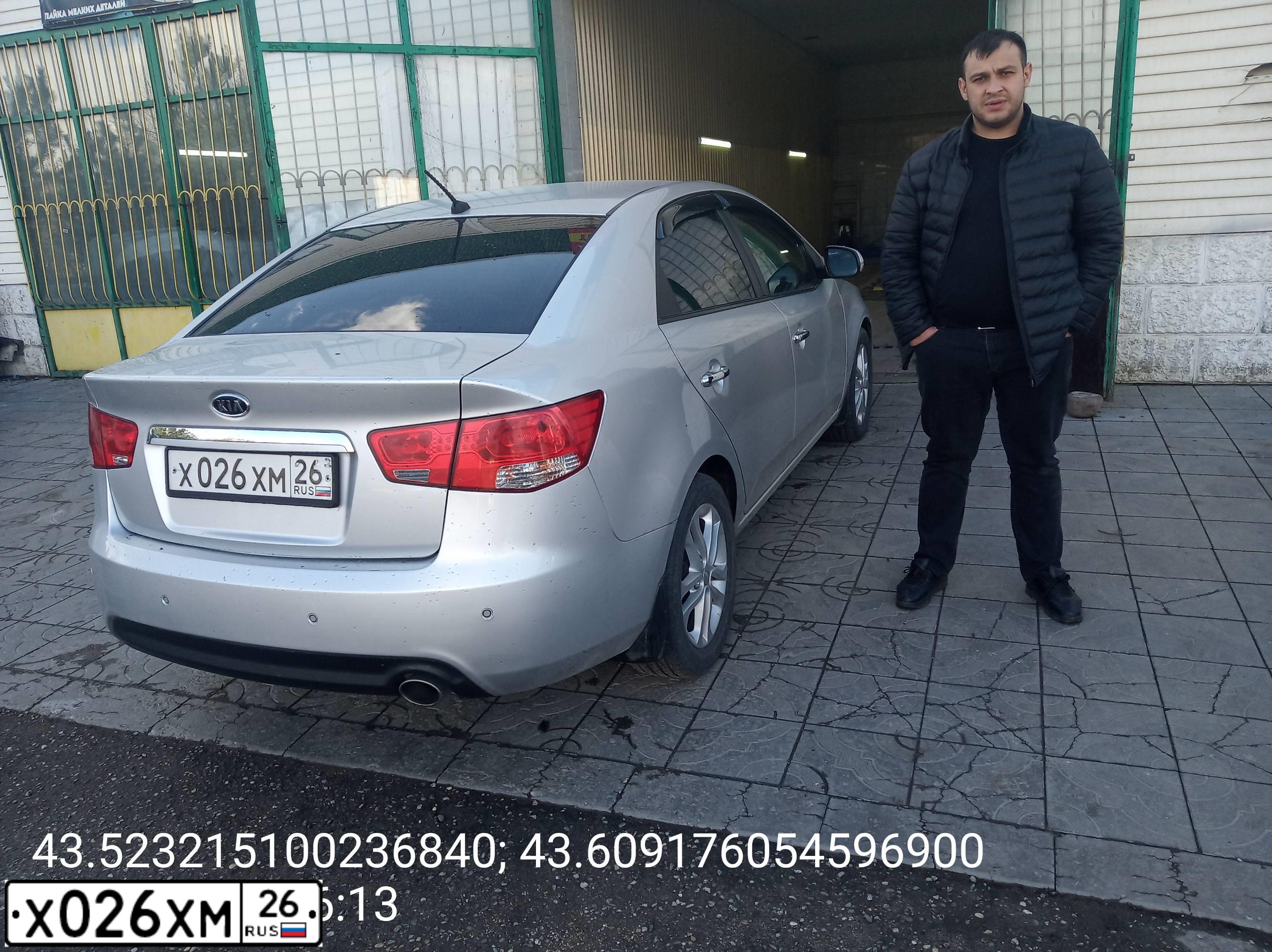 Фото автомобиля KIA CERATO, 2012 — госномер Х026ХМ26. Цвет: СЕРЕБРИСТЫЙ
