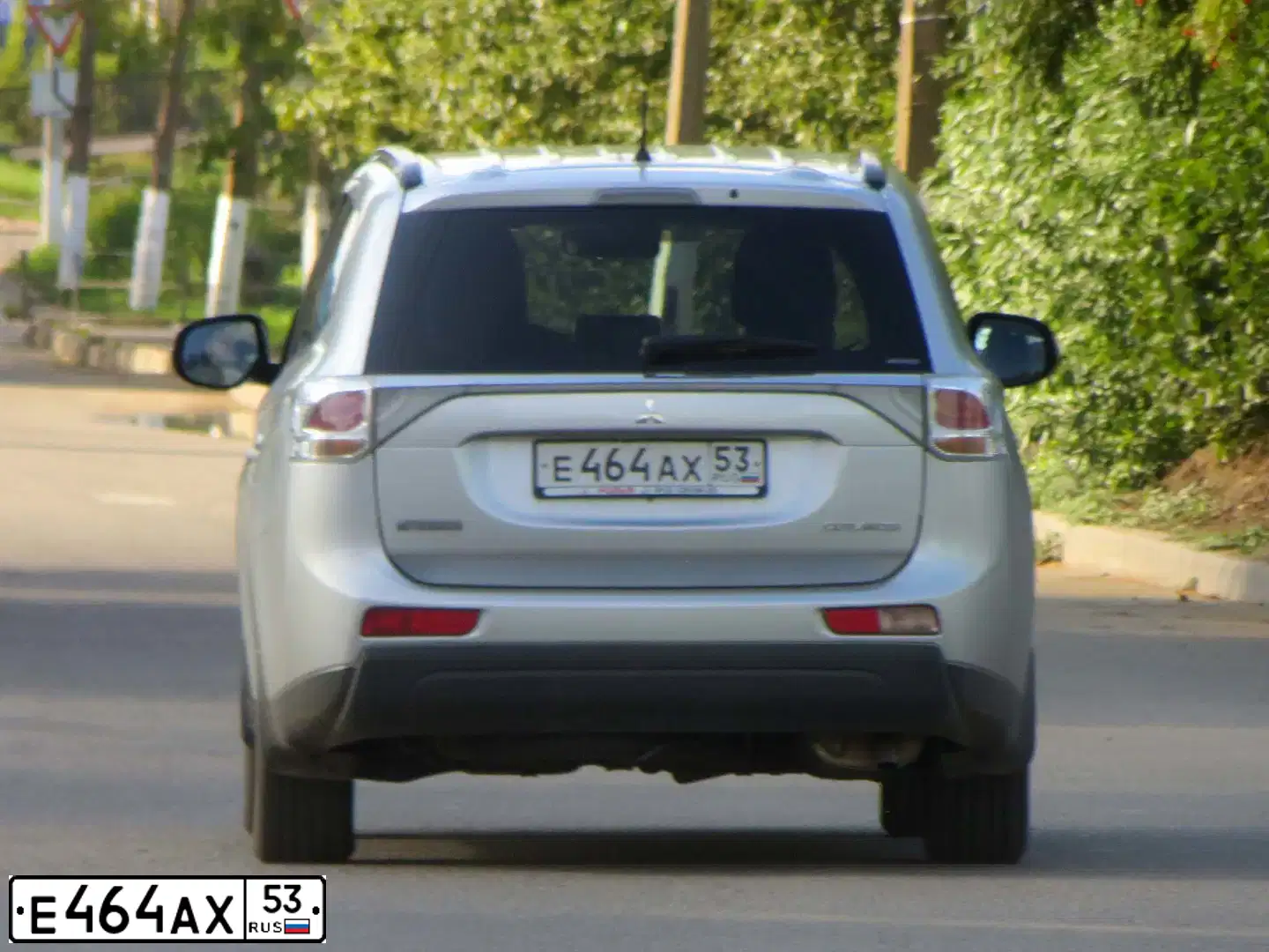 Фото автомобиля MITSUBISHI OUTLANDER, 2013 — госномер Е464АХ53. Цвет: СЕРЕБРИСТЫЙ