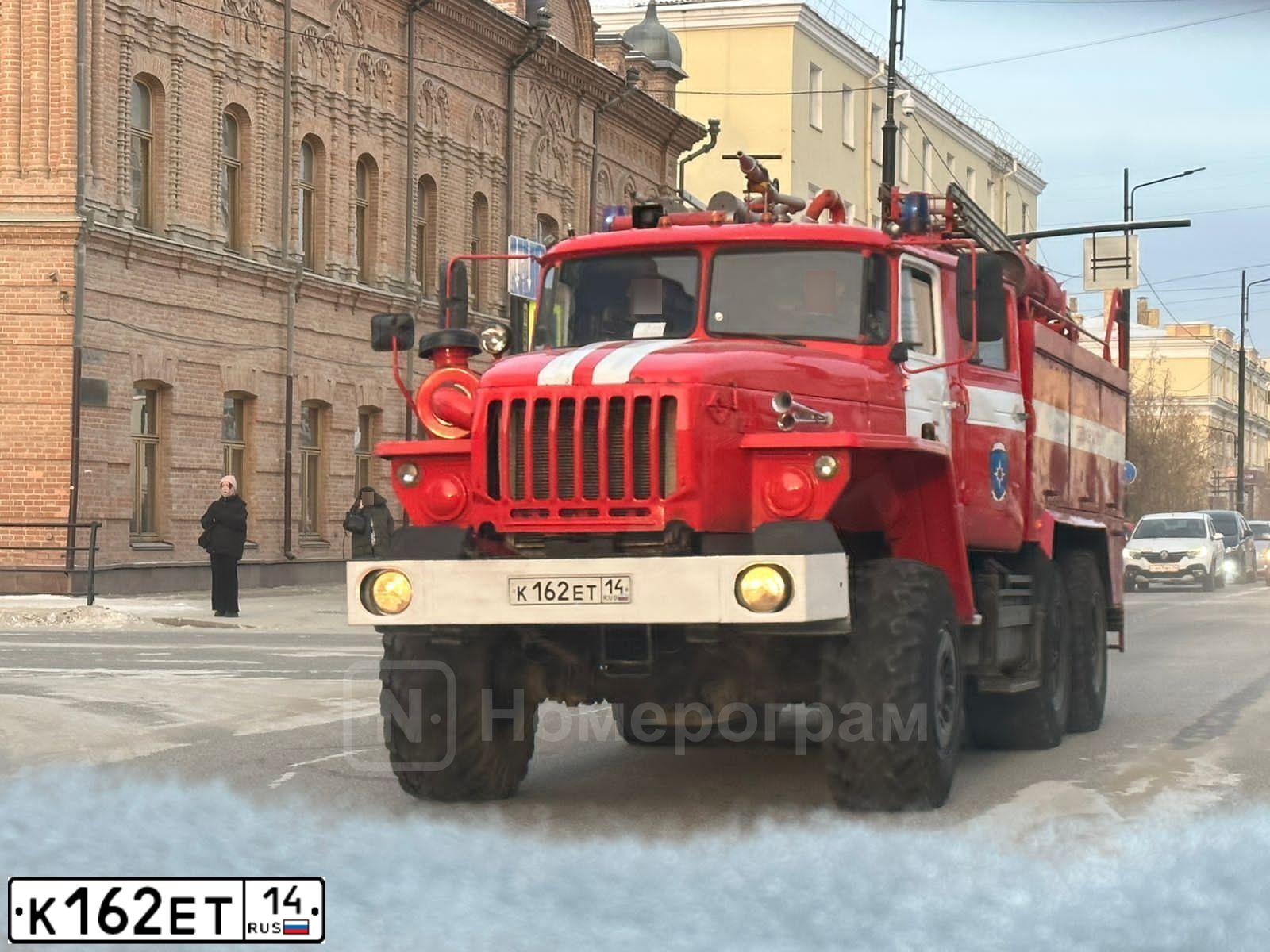 Фото автомобиля URAL 5557 /6X6/, 2009 — госномер К162ЕТ14. Цвет: ЦВ СХ А8 ПО ГОСТ Р 50574-2019