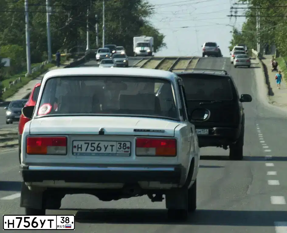 Фото автомобиля LADA 2107 LADA, 2011 — госномер Н756УТ38. Цвет: ЯРКО БЕЛЫЙ