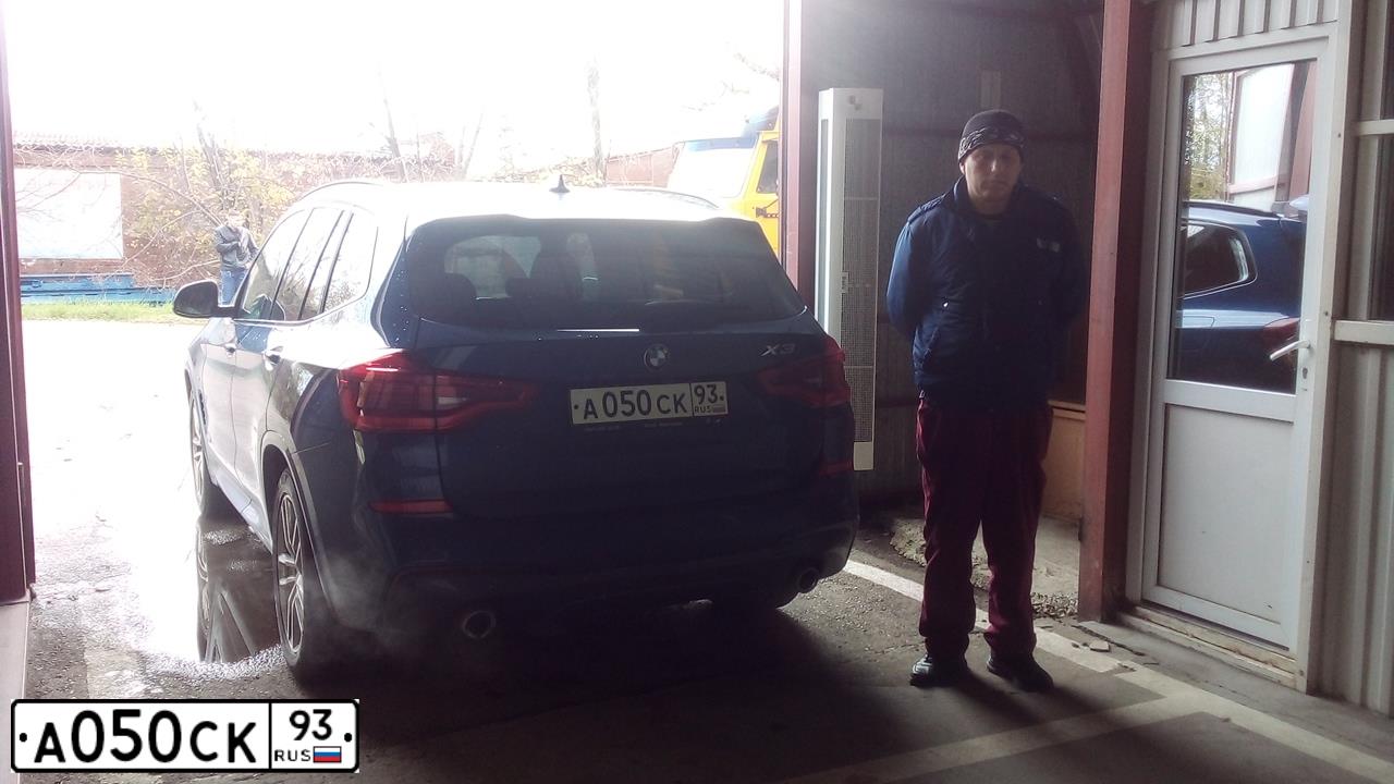 Фото автомобиля BMW X3, 2018 — госномер А050СК93. Цвет: синий