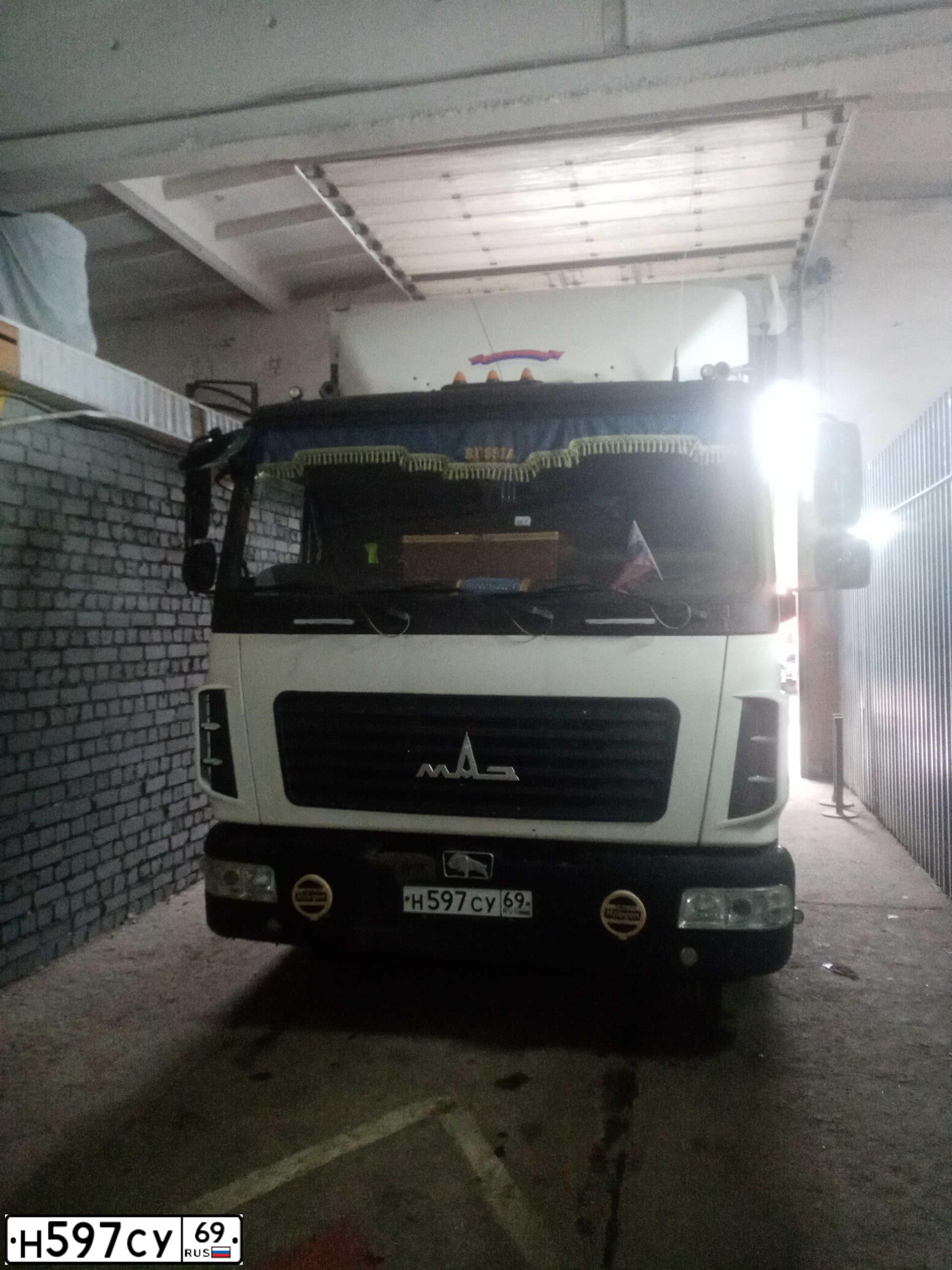 Фото автомобиля MAZ 4371 /4X2/, 2013 — госномер Н597СУ69. Цвет: Белый