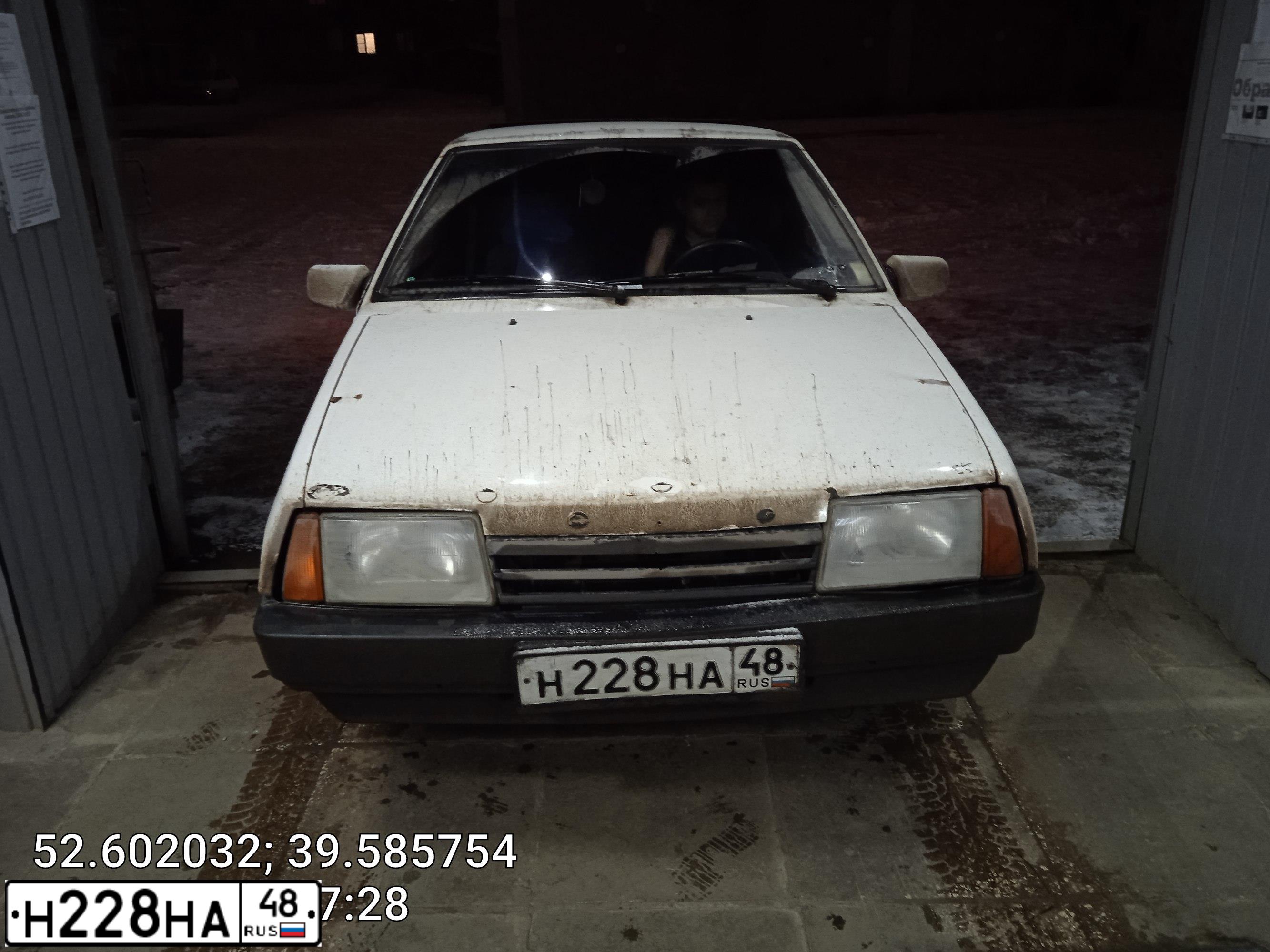 Фото автомобиля LADA 2108 SAMARA, 2002 — госномер У585ОТ48. Цвет: Белый