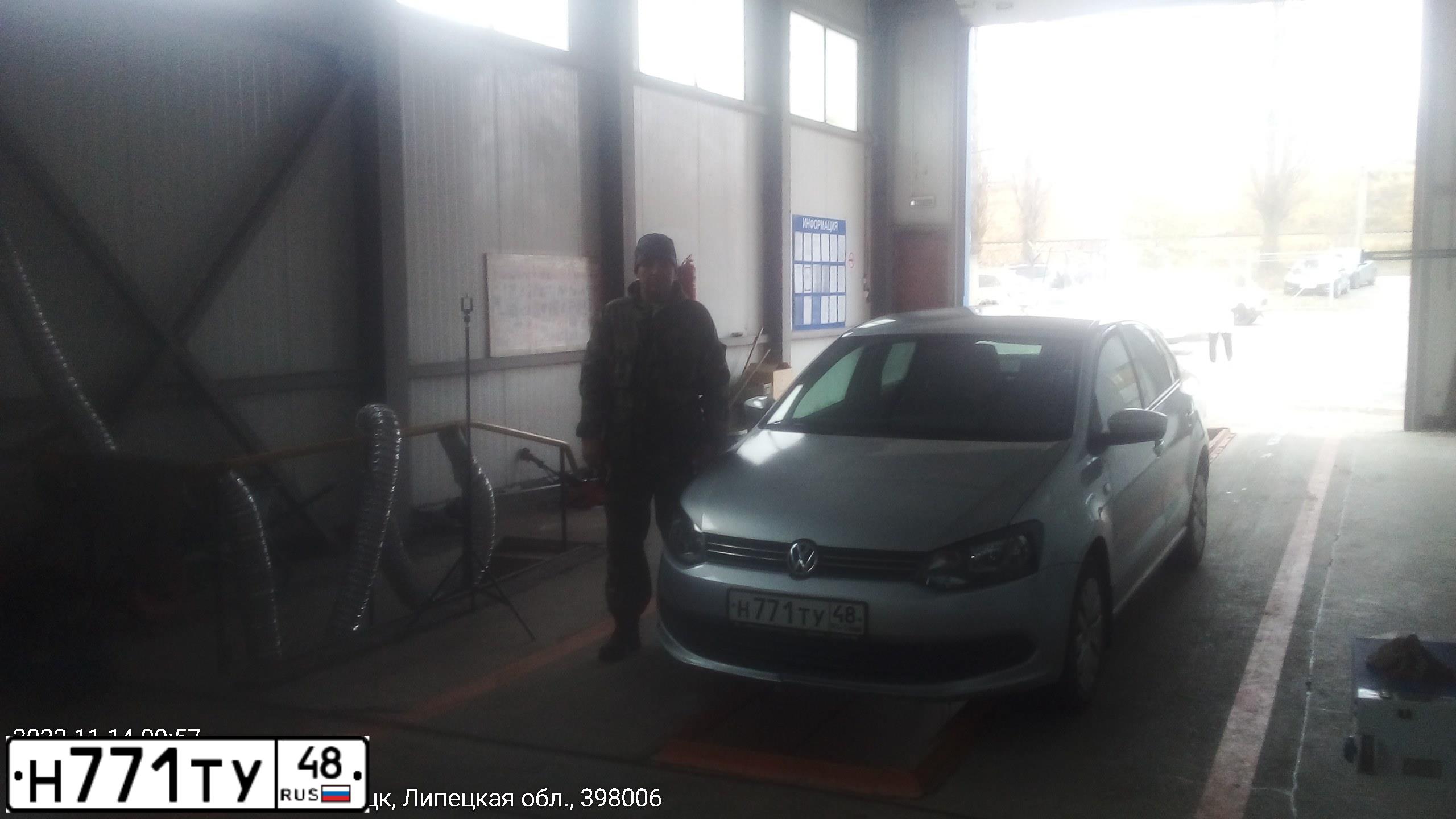 Фото автомобиля VOLKSWAGEN POLO, 2012 — госномер Р091КМ48. Цвет: Серебристый