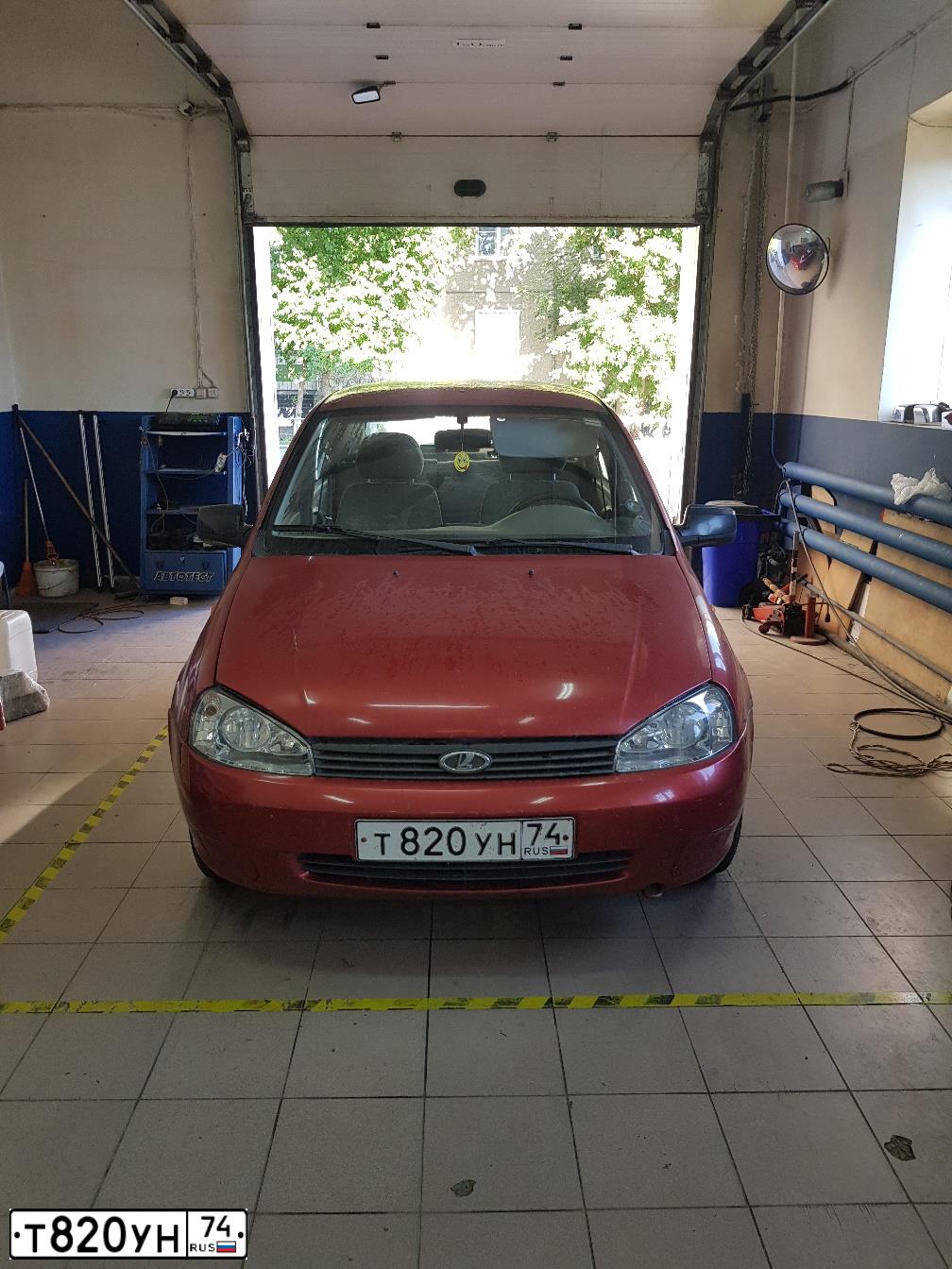 Фото автомобиля LADA 1118 KALINA, 2006 — госномер Т820УН74. Цвет: СЕРЕБРИСТО-КРАСНЫЙ