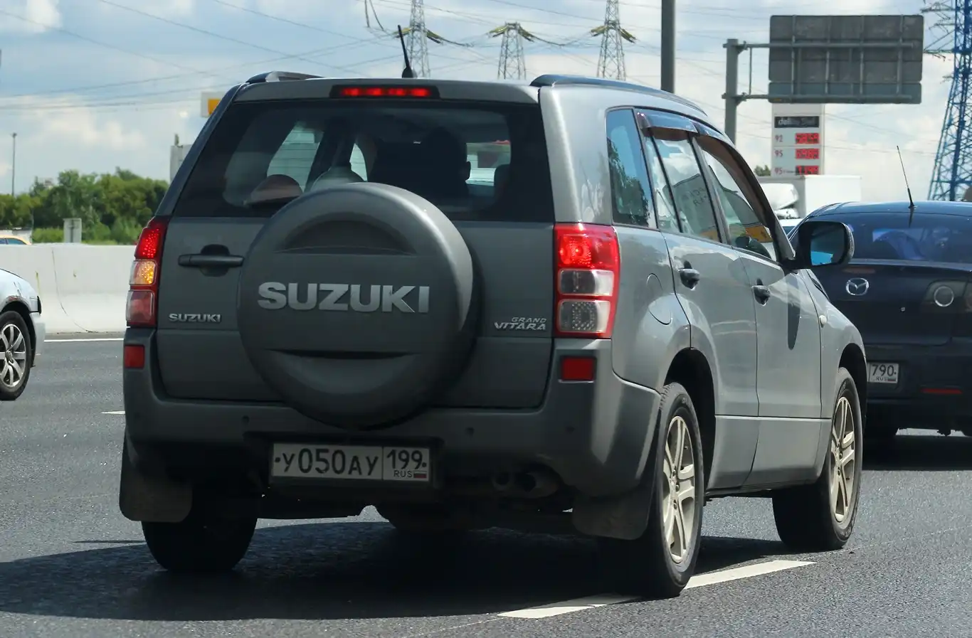 Фото автомобиля SUZUKI GRAND VITARA, 2007 — госномер У050АУ199. Цвет: ТЕМНО-СЕРЫЙ