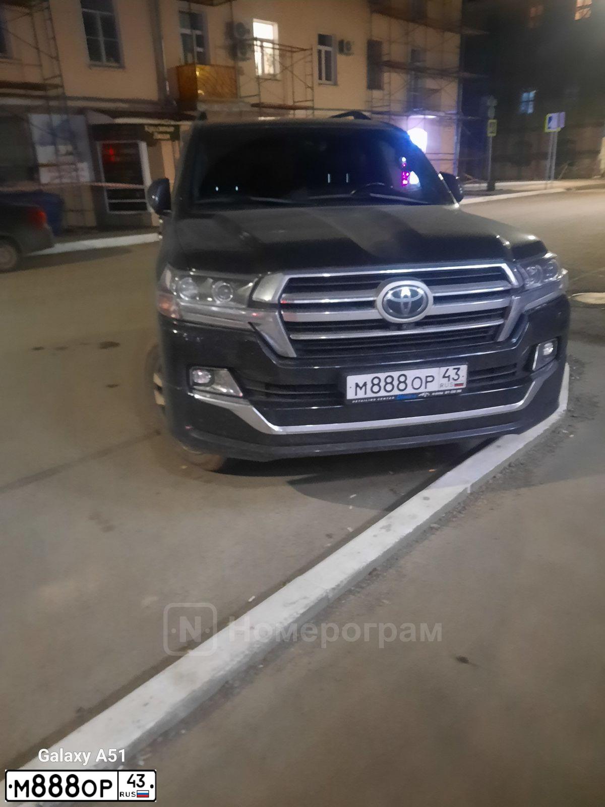 Фото автомобиля MAZ 6425 /6X6/, 2013 — госномер М888ОР43. Цвет: Белый