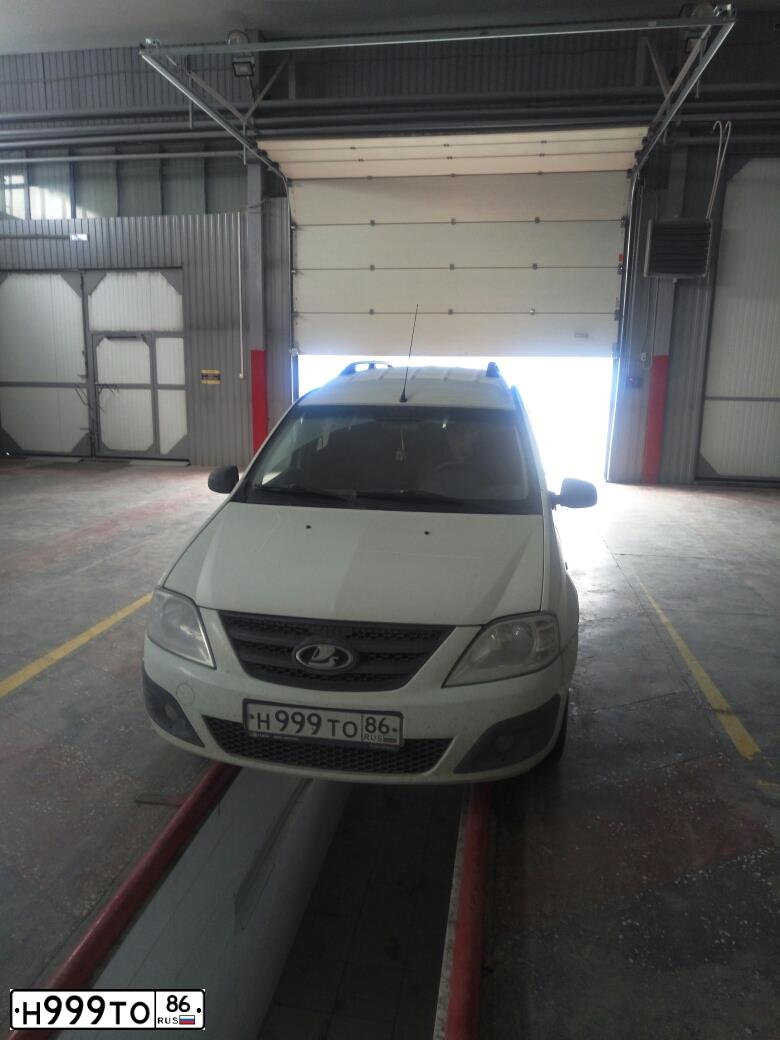 Фото автомобиля TOYOTA LANDCRUISER 200, 2011 — госномер Е222СВ86. Цвет: Белый