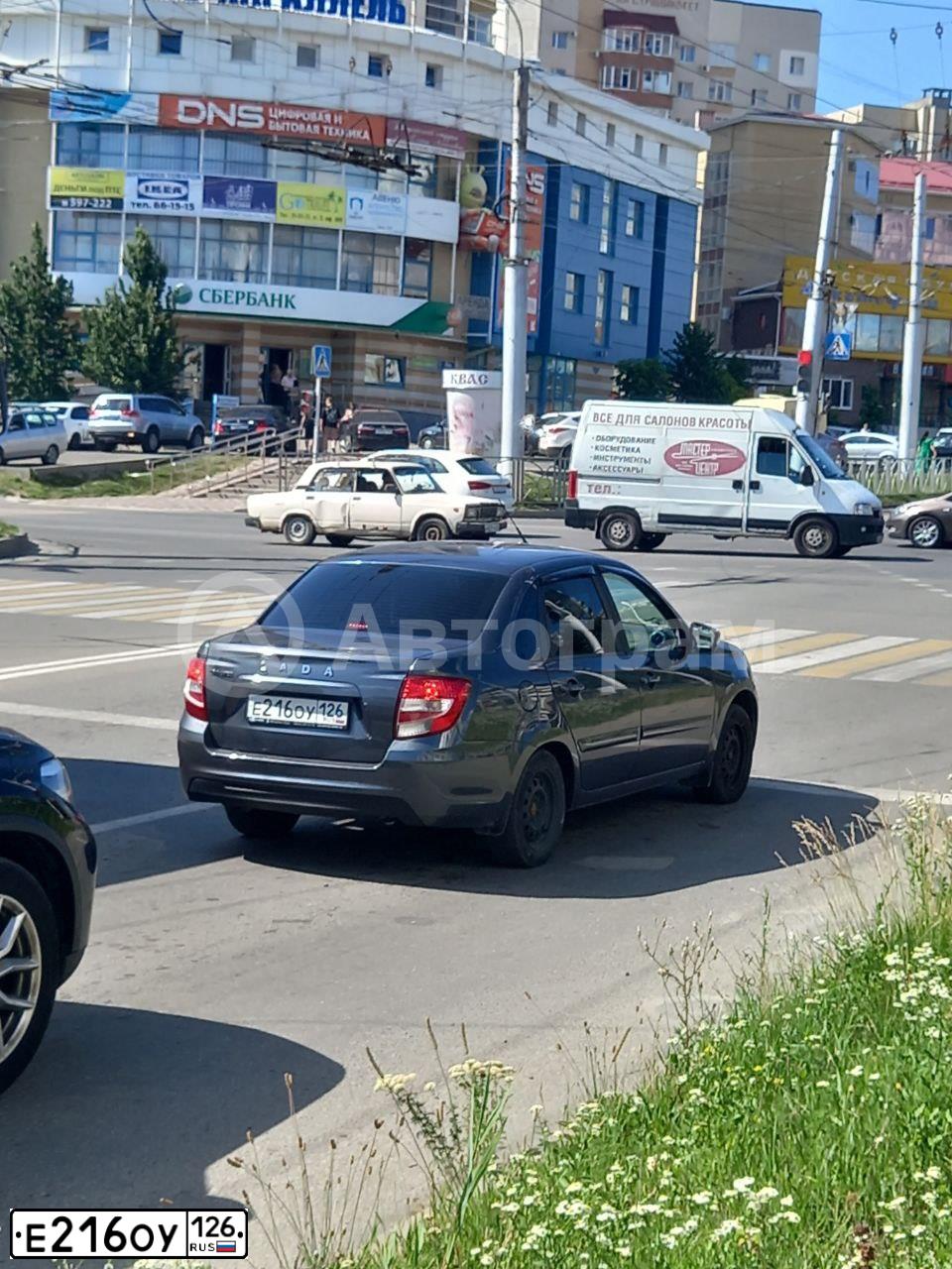 Фото автомобиля LADA 2190 GRANTA, 2019 — госномер Е216ОУ126. Цвет: серебристо-темно-серый