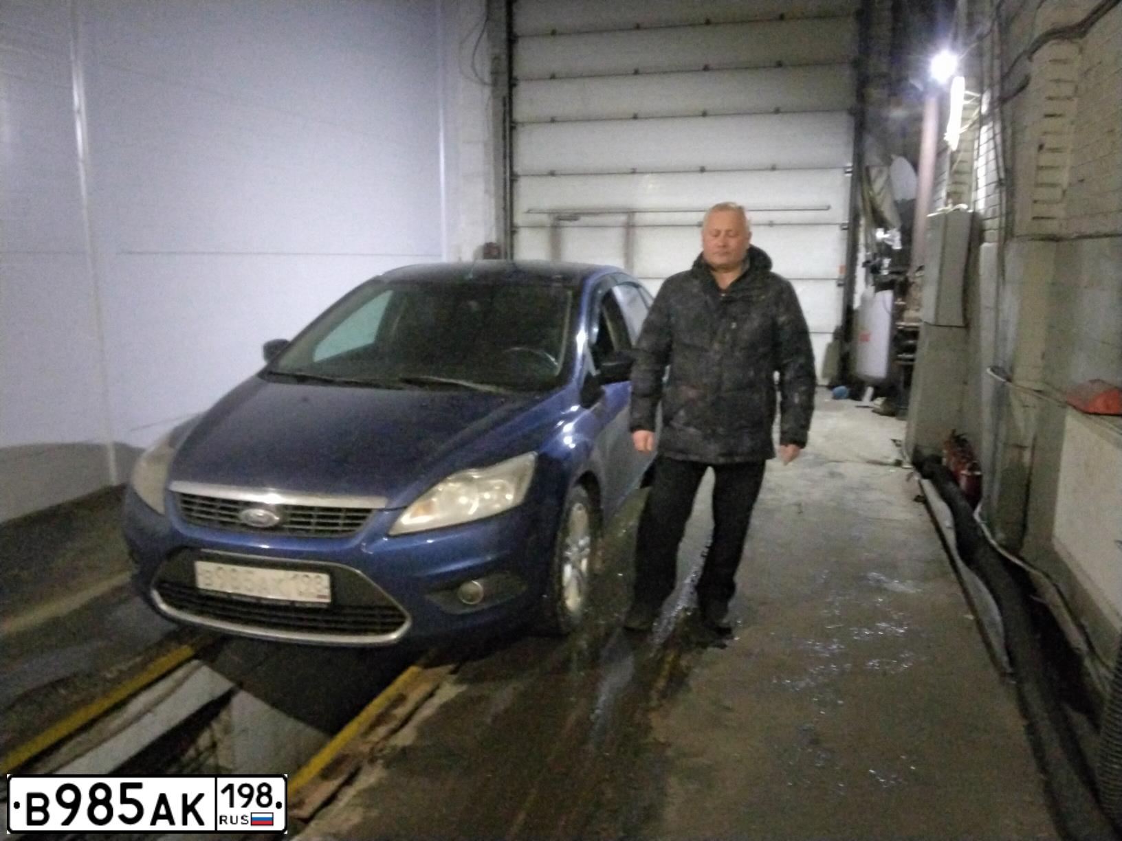 Фото автомобиля FORD FOCUS, 2008 — госномер В985АК198. Цвет: синий