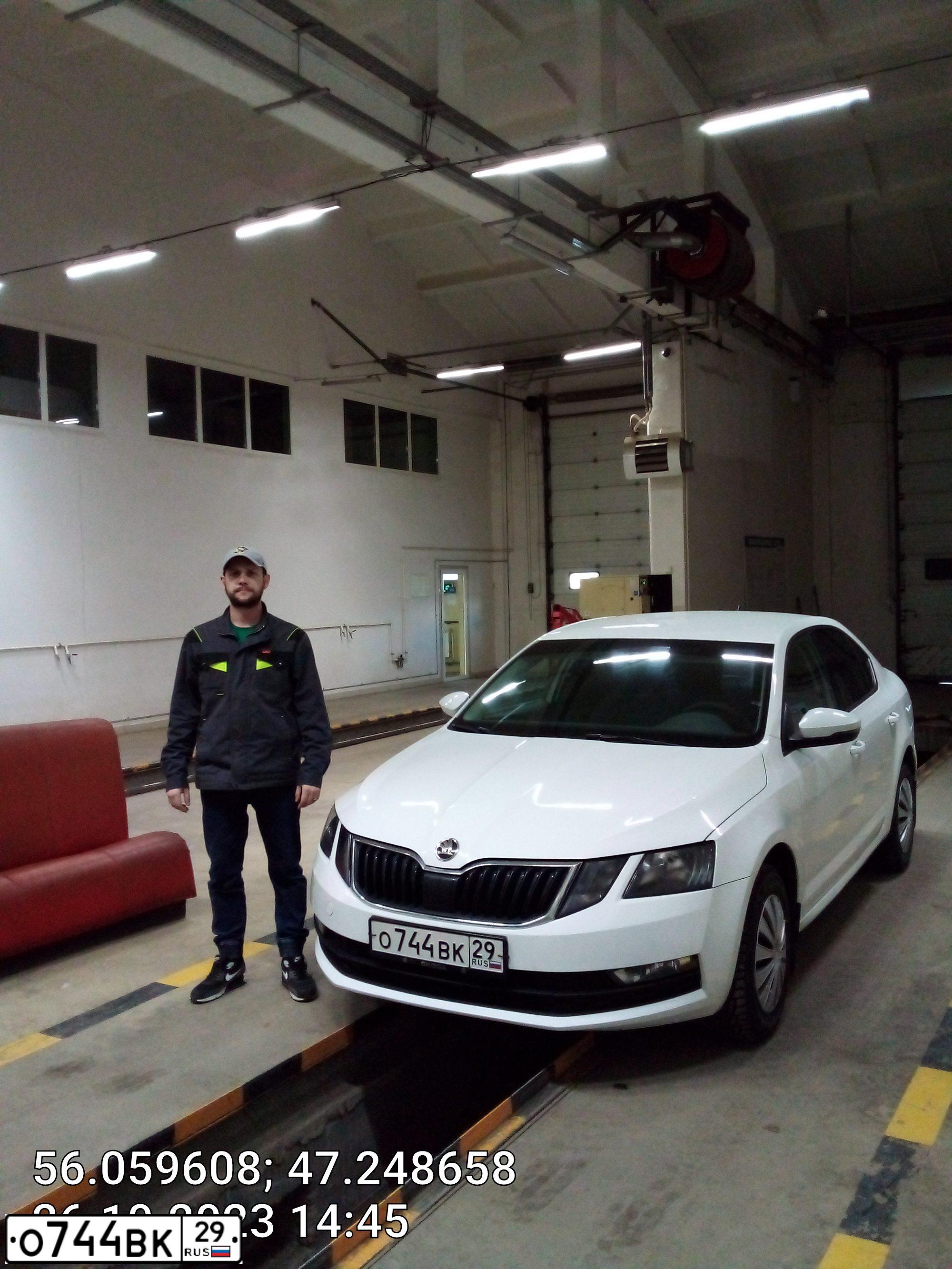 Фото автомобиля SKODA OCTAVIA, 2018 — госномер М340КР21. Цвет: Белый