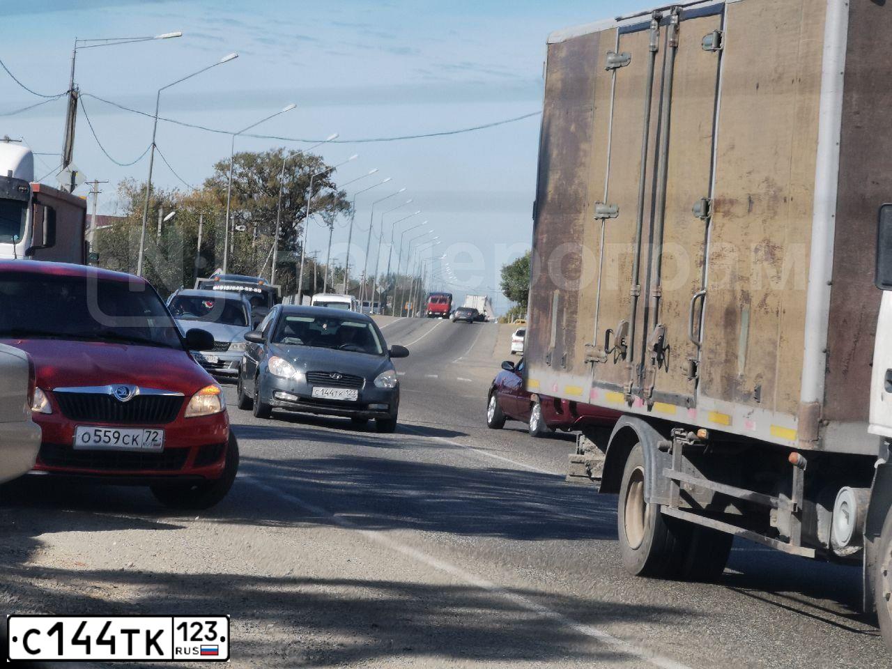 Фото автомобиля HYUNDAI VERNA, 2008 — госномер С144ТК123. Цвет: Серый