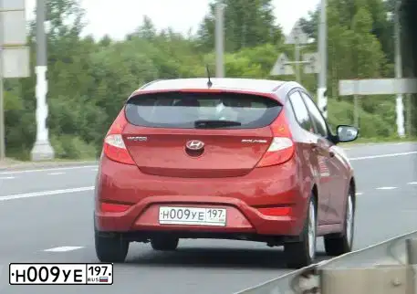 Фото автомобиля HYUNDAI SOLARIS, 2012 — госномер Н009УЕ197. Цвет: КРАСНЫЙ