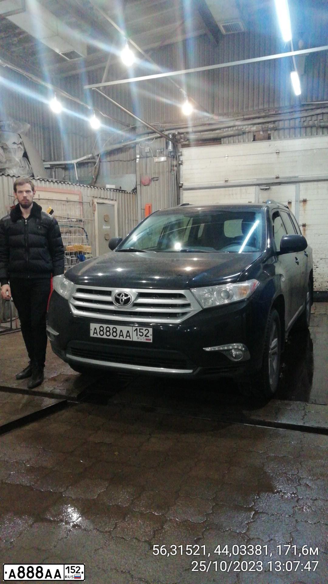 Фото автомобиля TOYOTA HIGHLANDER, 2011 — госномер А888АА152. Цвет: ЧЕРНЫЙ
