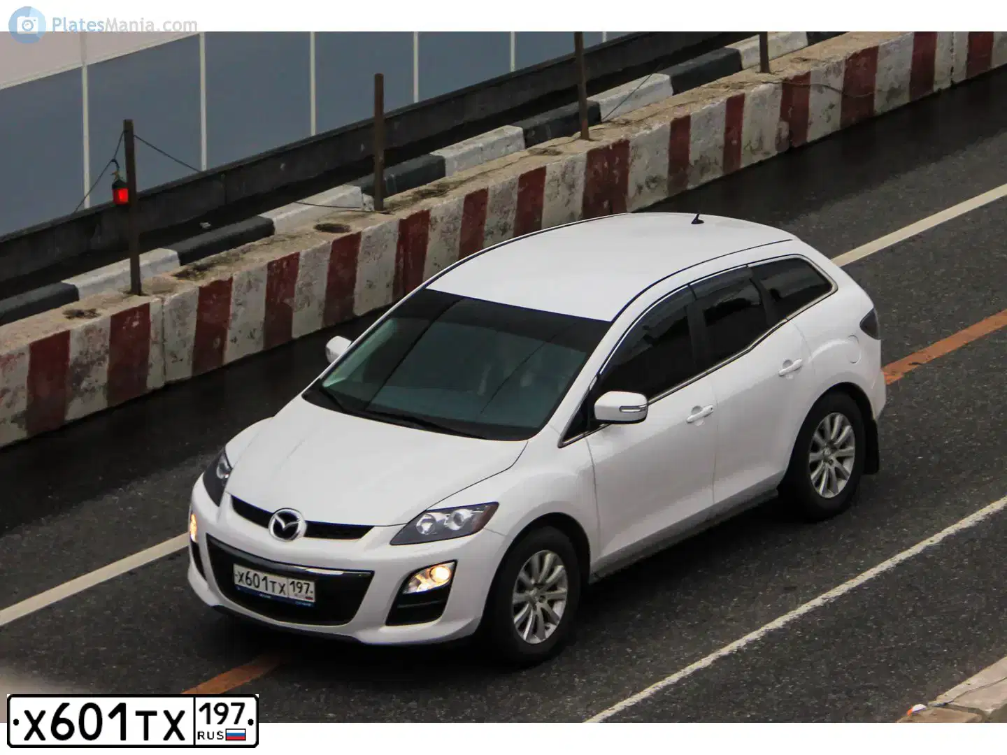 Фото автомобиля MAZDA CX-7, 2011 — госномер Х601ТХ197. Цвет: БЕЛЫЙ