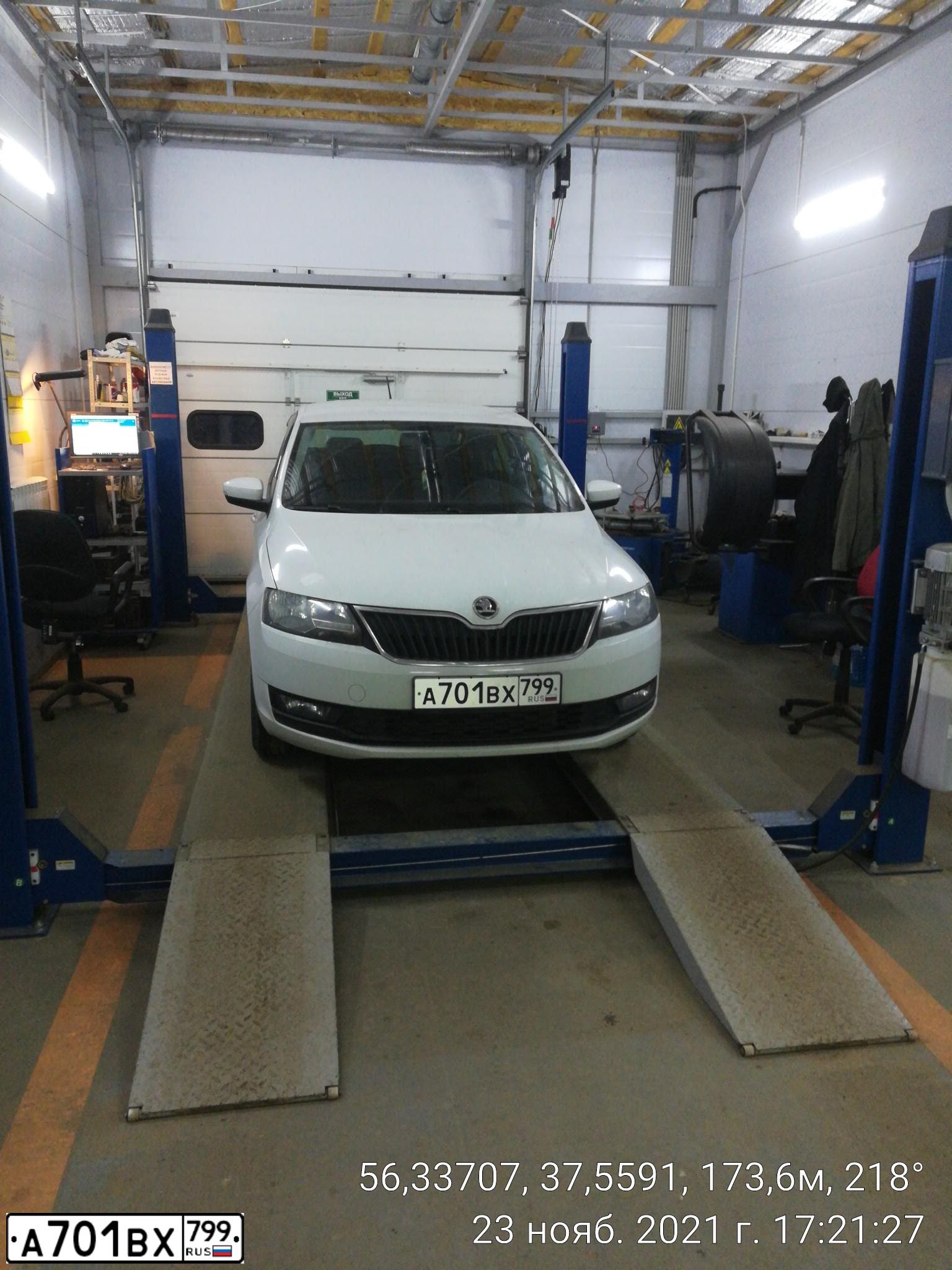 Фото автомобиля SKODA RAPID, 2017 — госномер С086КУ790. Цвет: БЕЛЫЙ ЖЕЛТЫЙ СЕРЫЙ