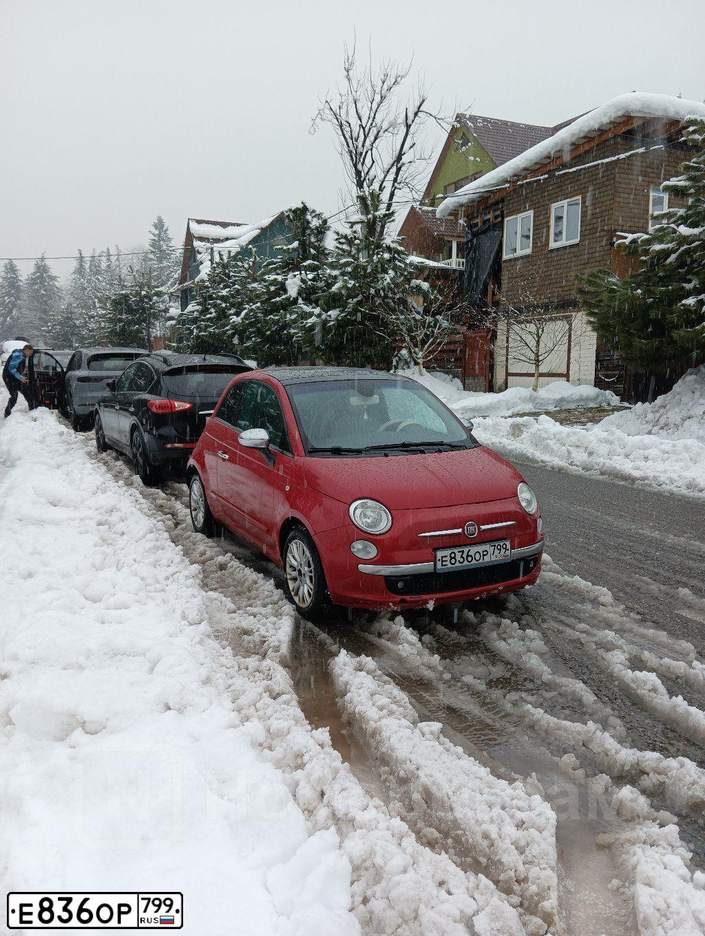 Фото автомобиля FIAT 500 L, 2012 — госномер Е836ОР799. Цвет: Красный