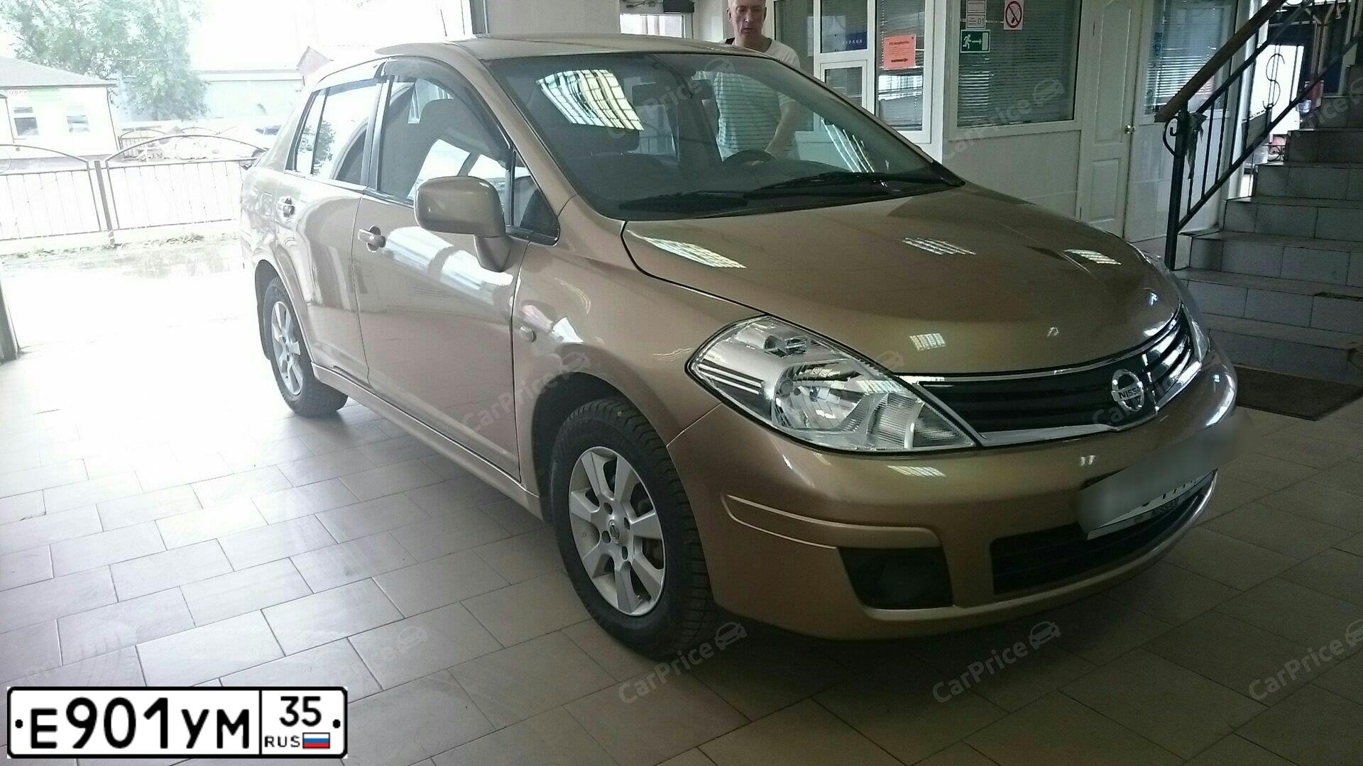Фото автомобиля NISSAN TIIDA, 2008 — госномер Е901УМ35. Цвет: БРОНЗОВЫЙ