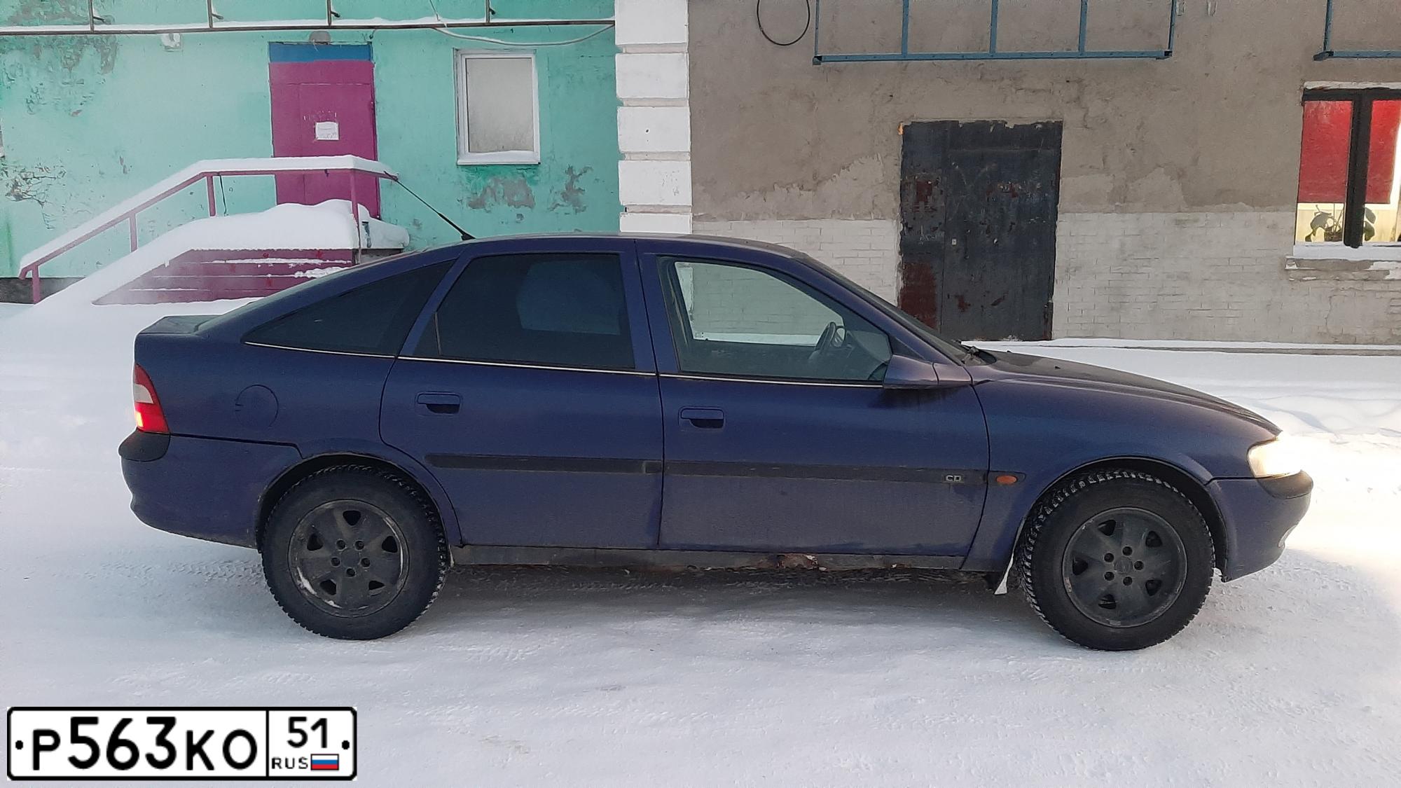 Фото автомобиля OPEL VECTRA, 1997 — госномер Р563КО51. Цвет: СИНИЙ