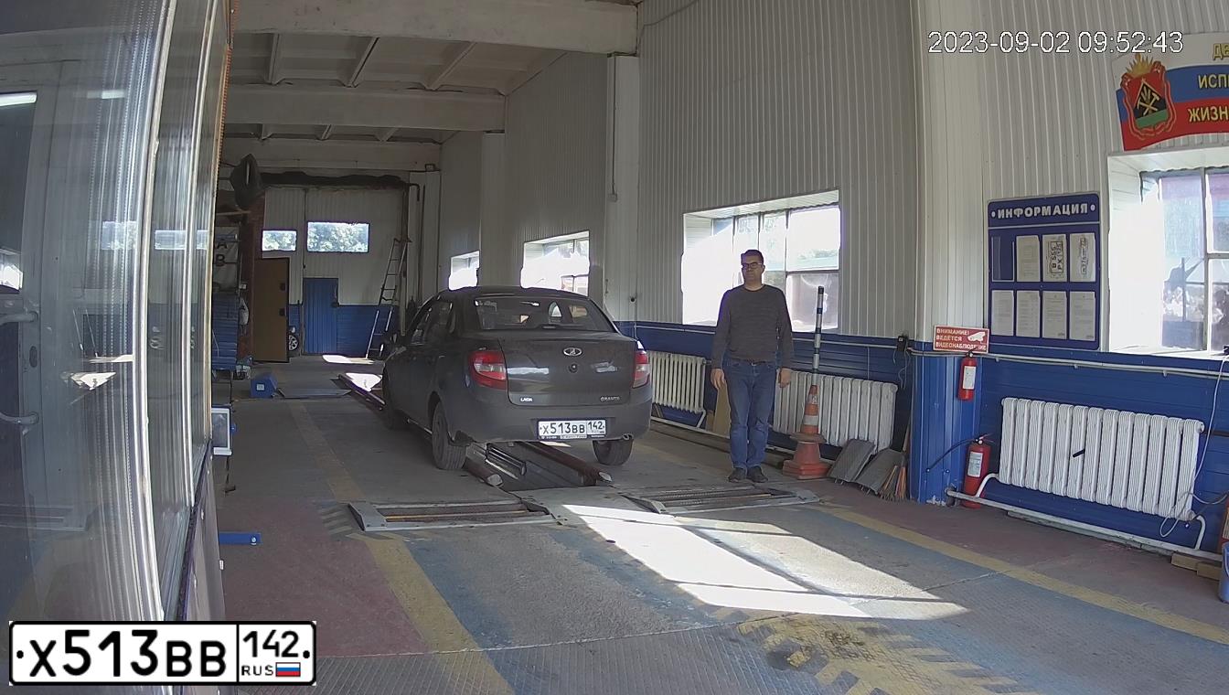 Фото автомобиля LADA 2190 GRANTA, 2012 — госномер Х513ВВ142. Цвет: серебристо-коричневый