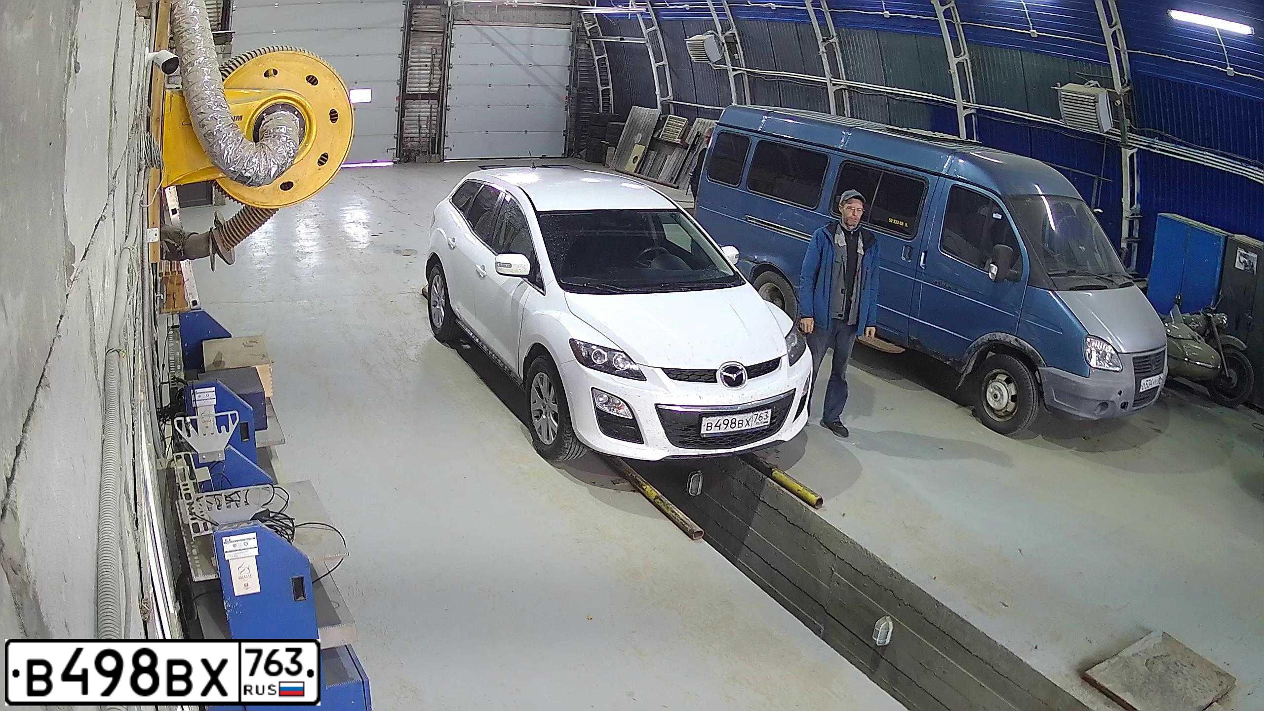 Фото автомобиля MAZDA CX-7, 2011 — госномер Е150ХУ186. Цвет: Белый