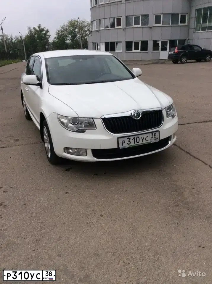 Фото автомобиля SKODA SUPERB, 2011 — госномер Р310УС38. Цвет: Белый