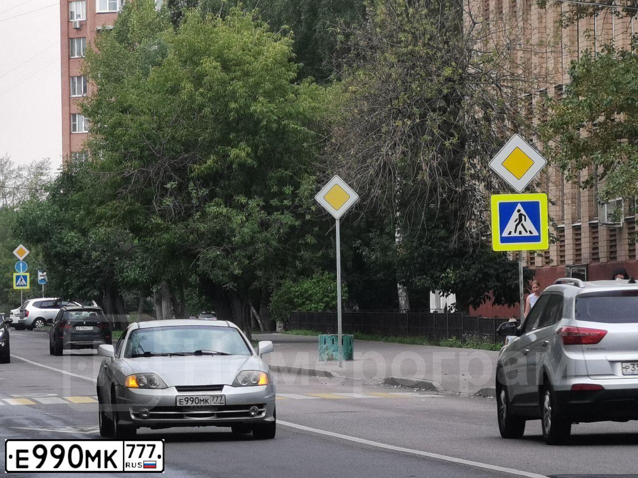 Фото автомобиля HYUNDAI /S-/COUPE / TUSCANI, 2004 — госномер Е990МК777. Цвет: СЕРЫЙ