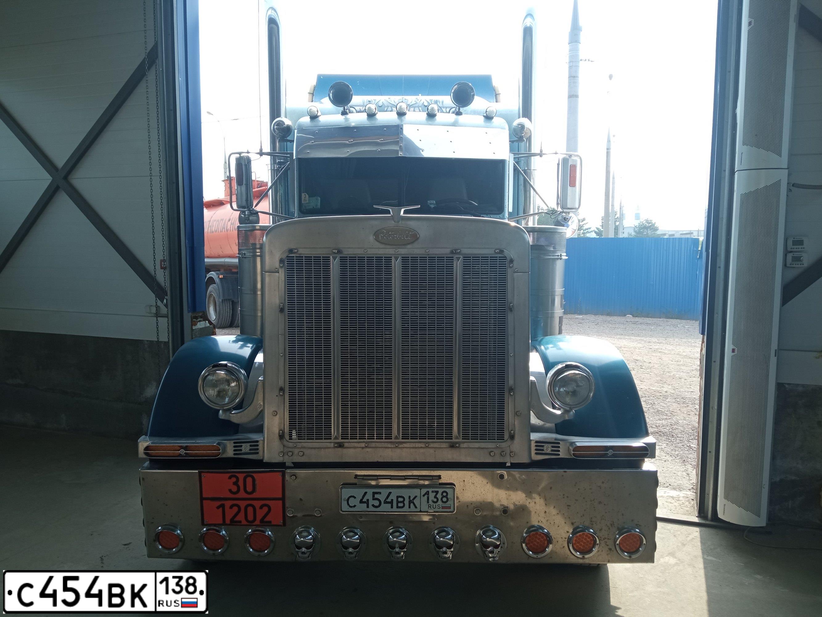 Фото автомобиля PETERBILT 387, 2003 — госномер Р025МА125. Цвет: СЕРЫЙ