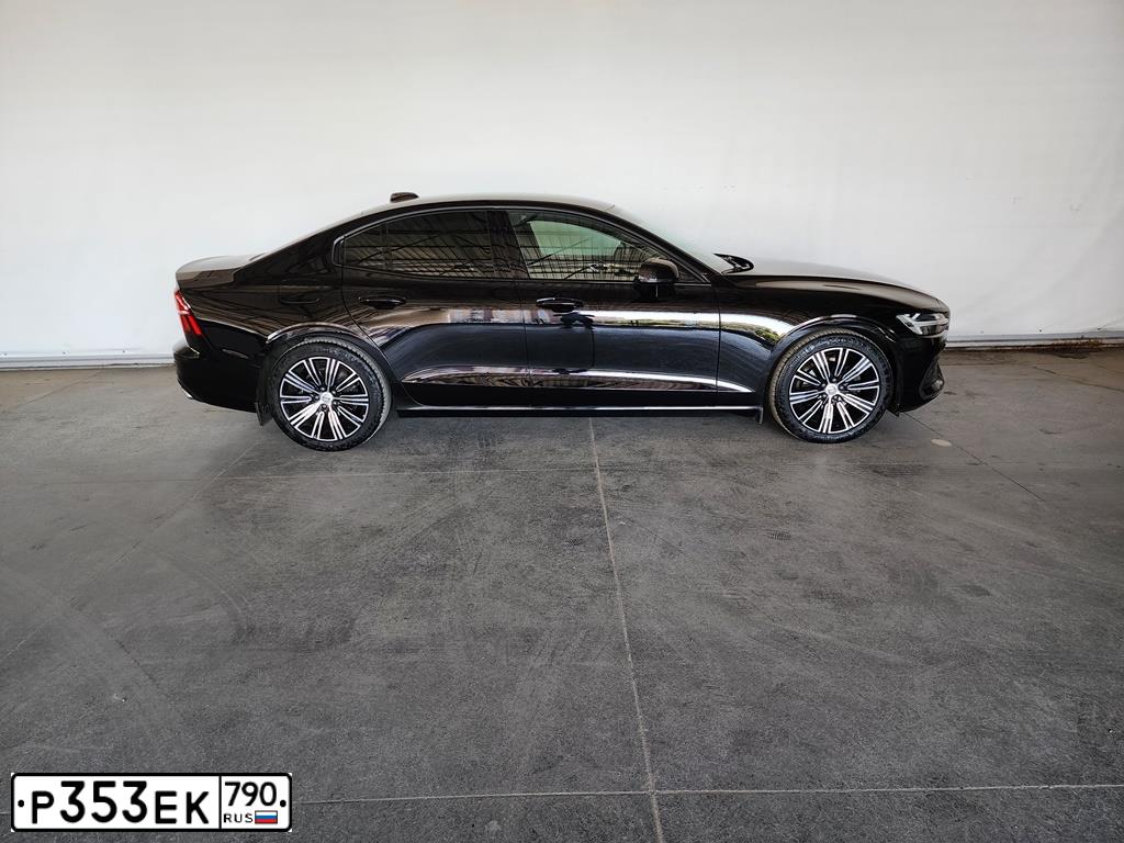 Фото автомобиля VOLVO S60, 2020 — госномер Р353ЕК790. Цвет: ЧЕРНЫЙ