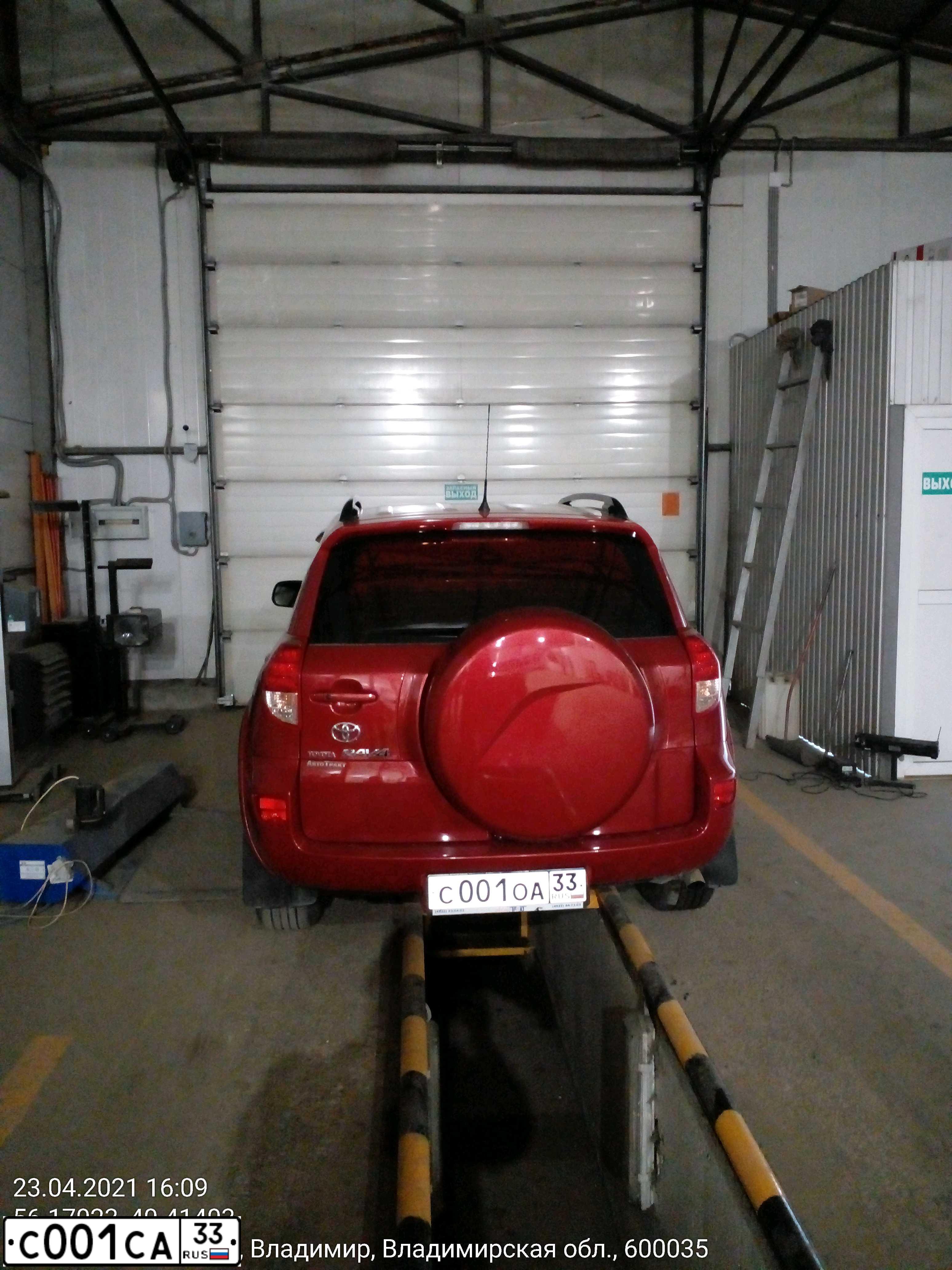 Фото автомобиля TOYOTA RAV4, 2008 — госномер С001ОА33. Цвет: КРАСНЫЙ