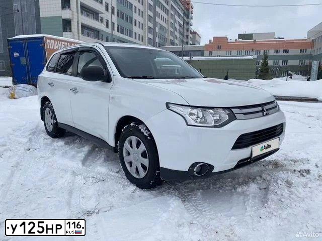 Фото автомобиля MITSUBISHI OUTLANDER, 2014 — госномер Е710РХ716. Цвет: Белый
