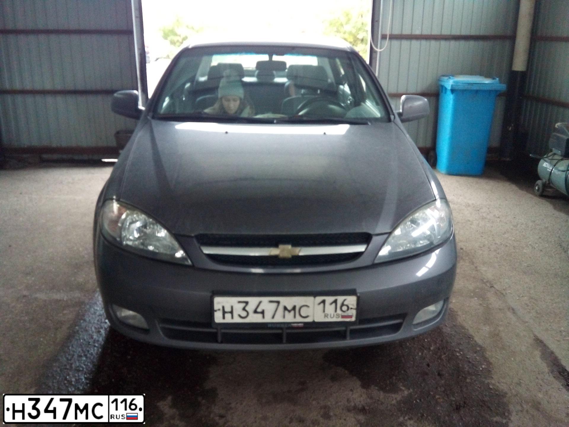 Фото автомобиля CHEVROLET LACETTI, 2010 — госномер Е305НО51. Цвет: СЕРЫЙ