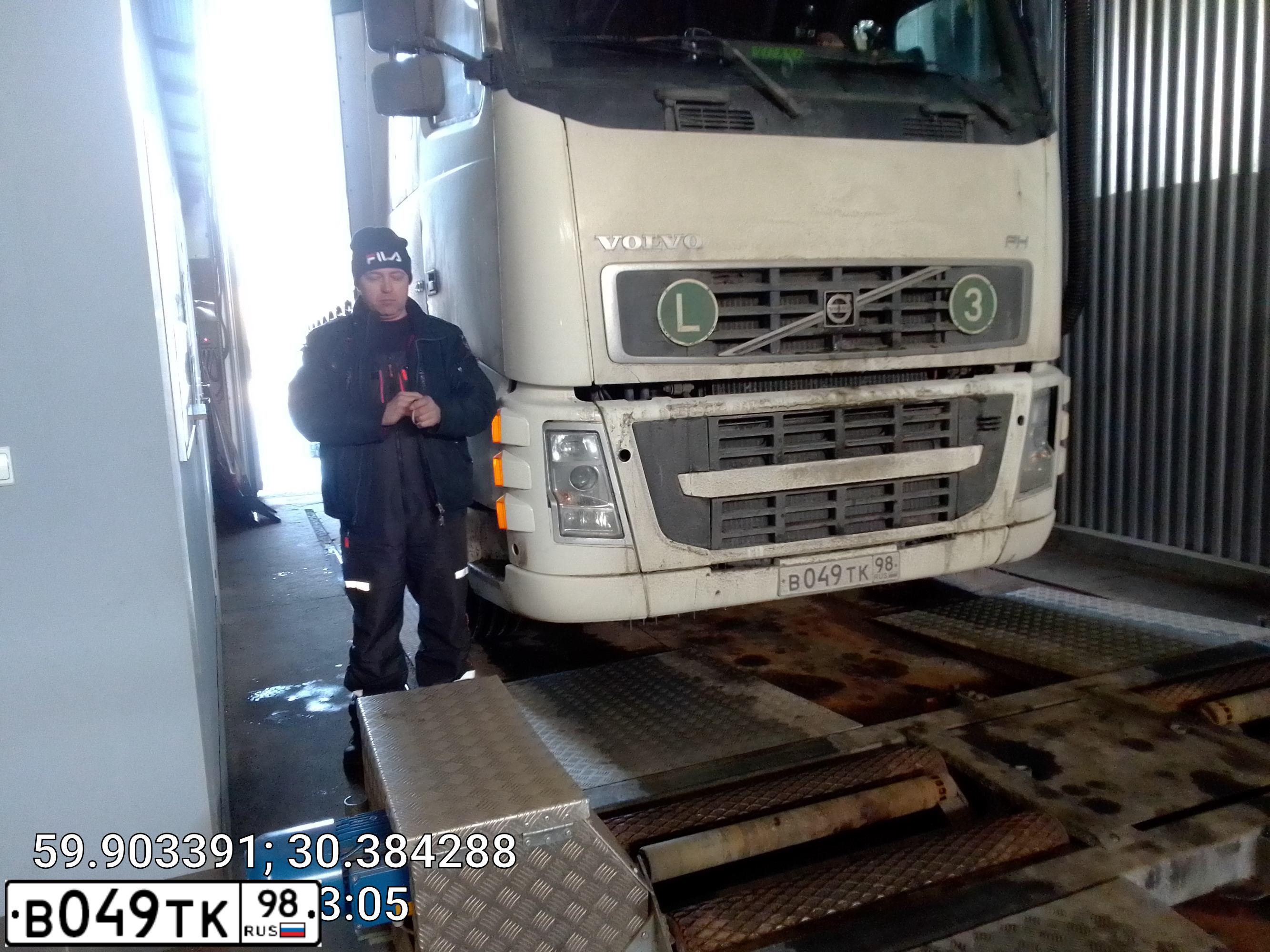 Фото автомобиля VOLVO O SERIE FH 6X2, 2008 — госномер В049ТК98. Цвет: Белый
